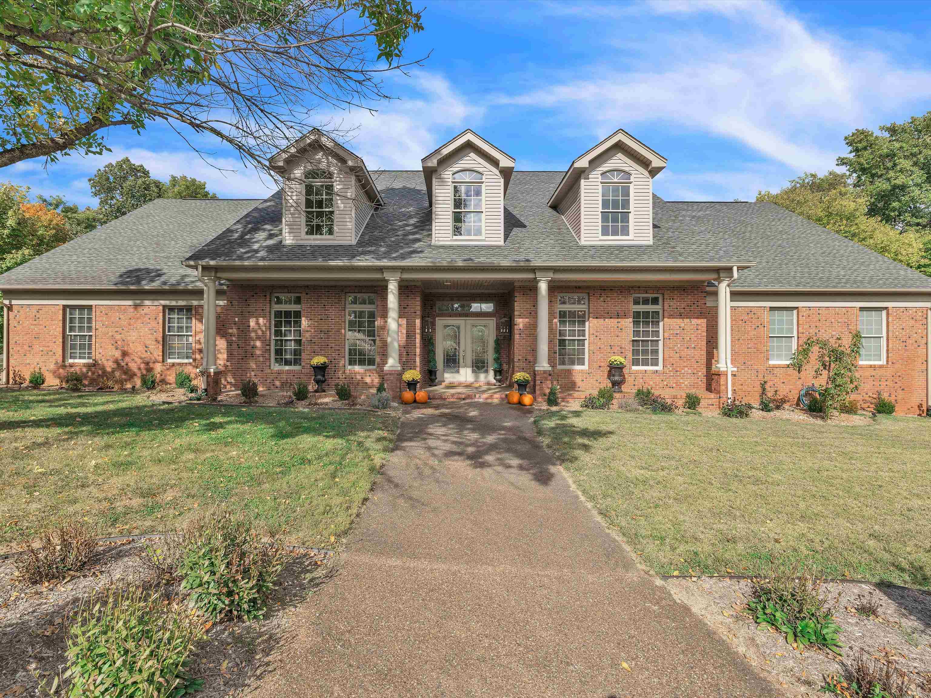 1661 Barclay Ave, Owensboro, Kentucky 42303, 4 Bedrooms Bedrooms, ,4 BathroomsBathrooms,Single Family Residence,For Sale,Barclay Ave,88250