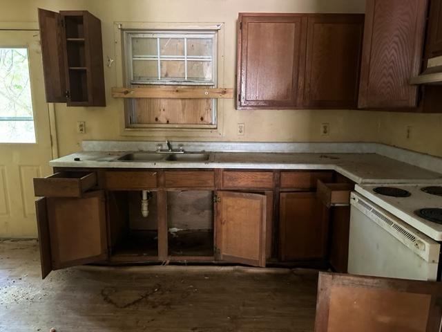 221 Church St, Madisonville, Kentucky 42431, 3 Bedrooms Bedrooms, ,1 BathroomBathrooms,Single Family Residence,For Sale,Church St,88272
