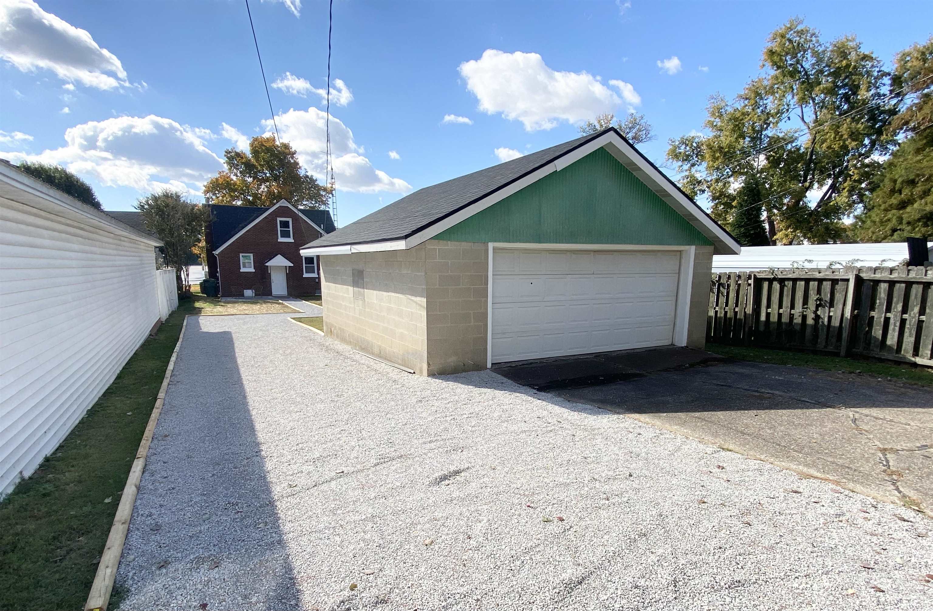 1403 12th St, Owensboro, Kentucky 42301, 3 Bedrooms Bedrooms, ,2 BathroomsBathrooms,Single Family Residence,For Sale,12th St,88280