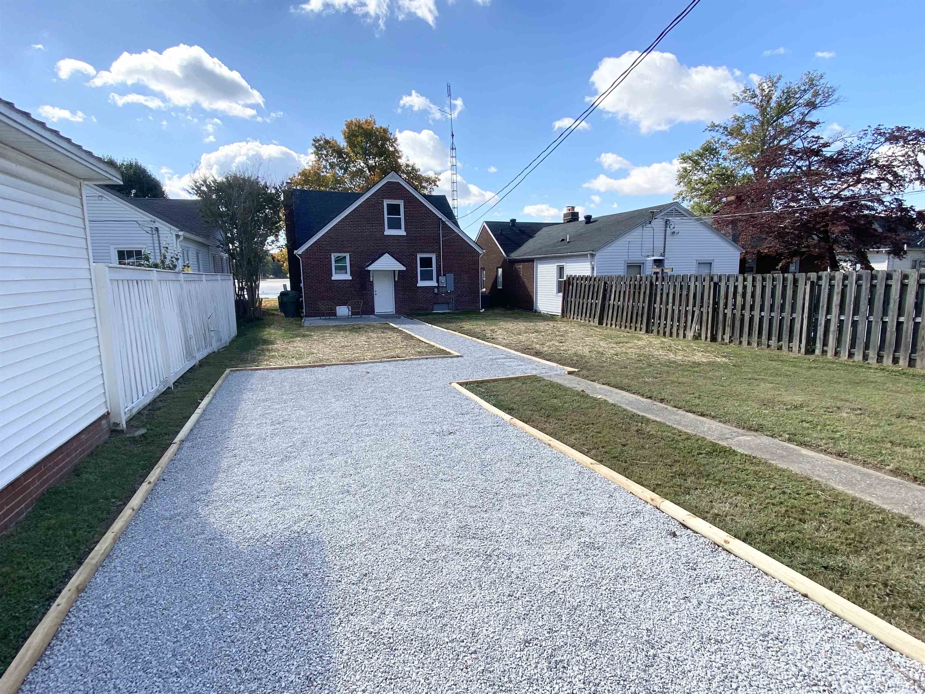 1403 12th St, Owensboro, Kentucky 42301, 3 Bedrooms Bedrooms, ,2 BathroomsBathrooms,Single Family Residence,For Sale,12th St,88280