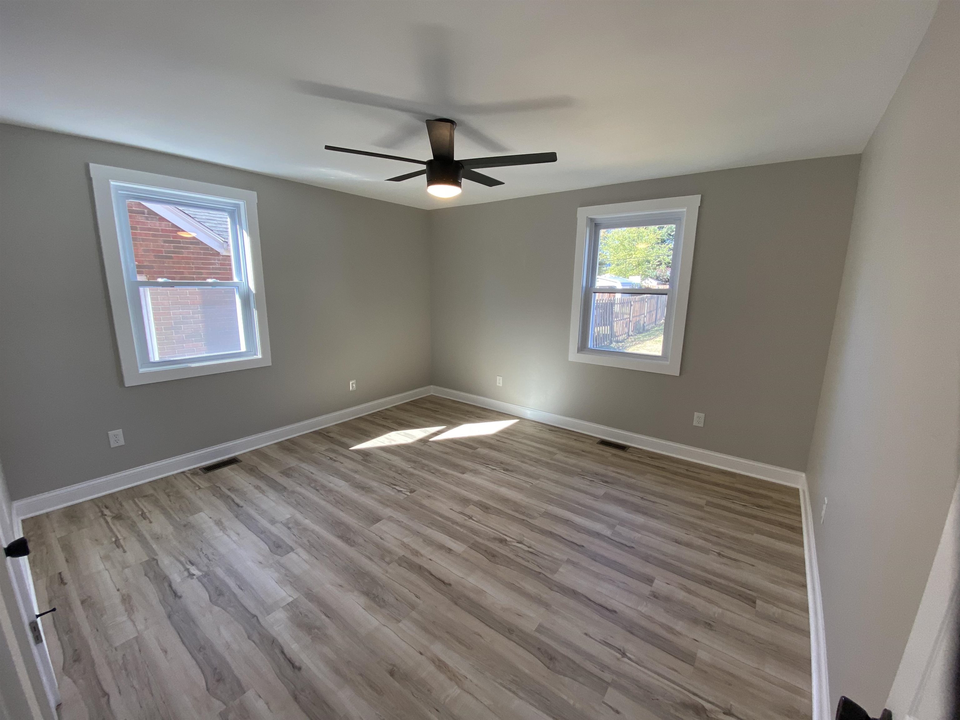 1403 12th St, Owensboro, Kentucky 42301, 3 Bedrooms Bedrooms, ,2 BathroomsBathrooms,Single Family Residence,For Sale,12th St,88280