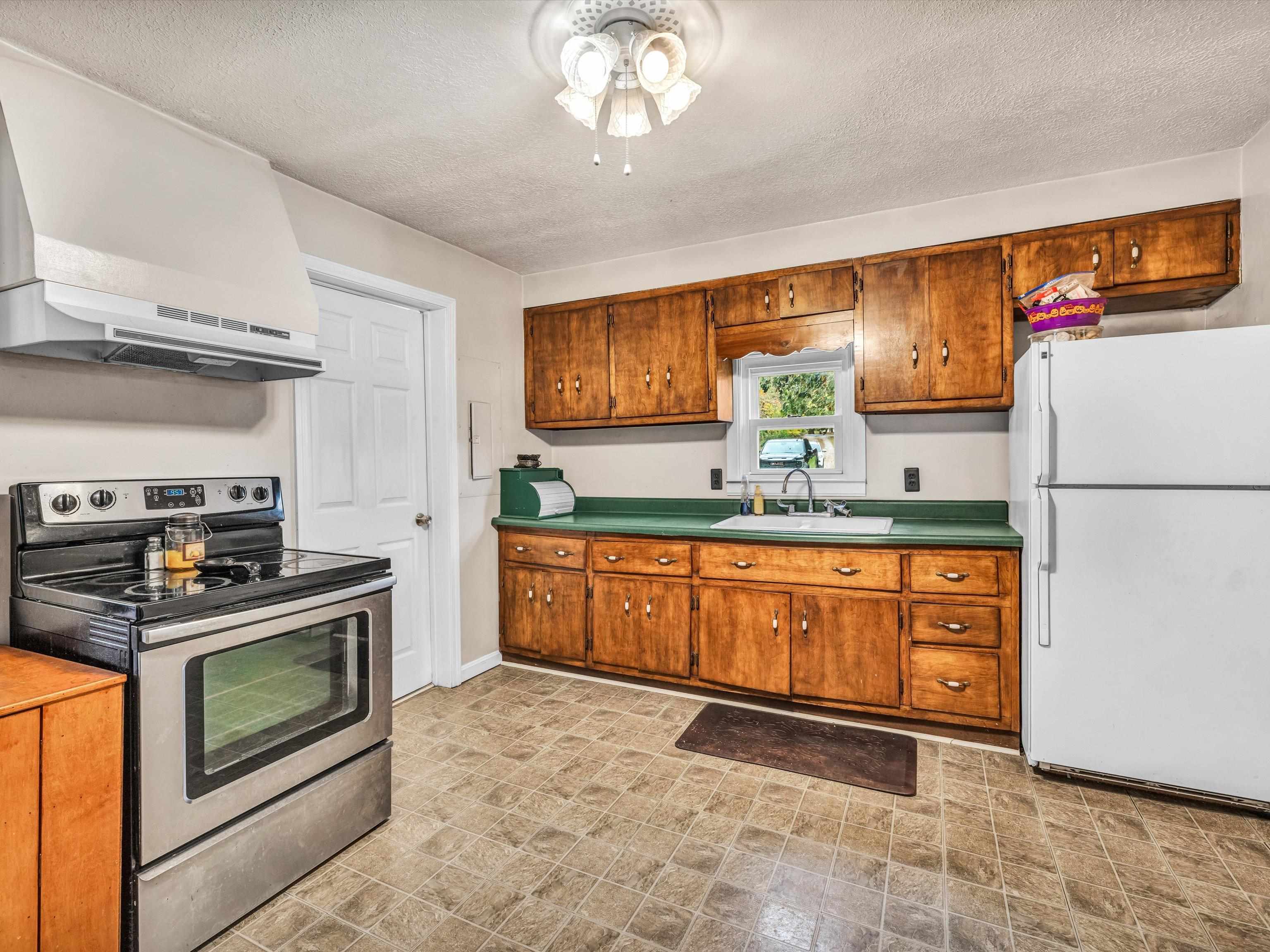 7511 State Route 136 East, Calhoun, Kentucky 42347, 3 Bedrooms Bedrooms, ,1 BathroomBathrooms,Single Family Residence,For Sale,State Route 136 East,88302