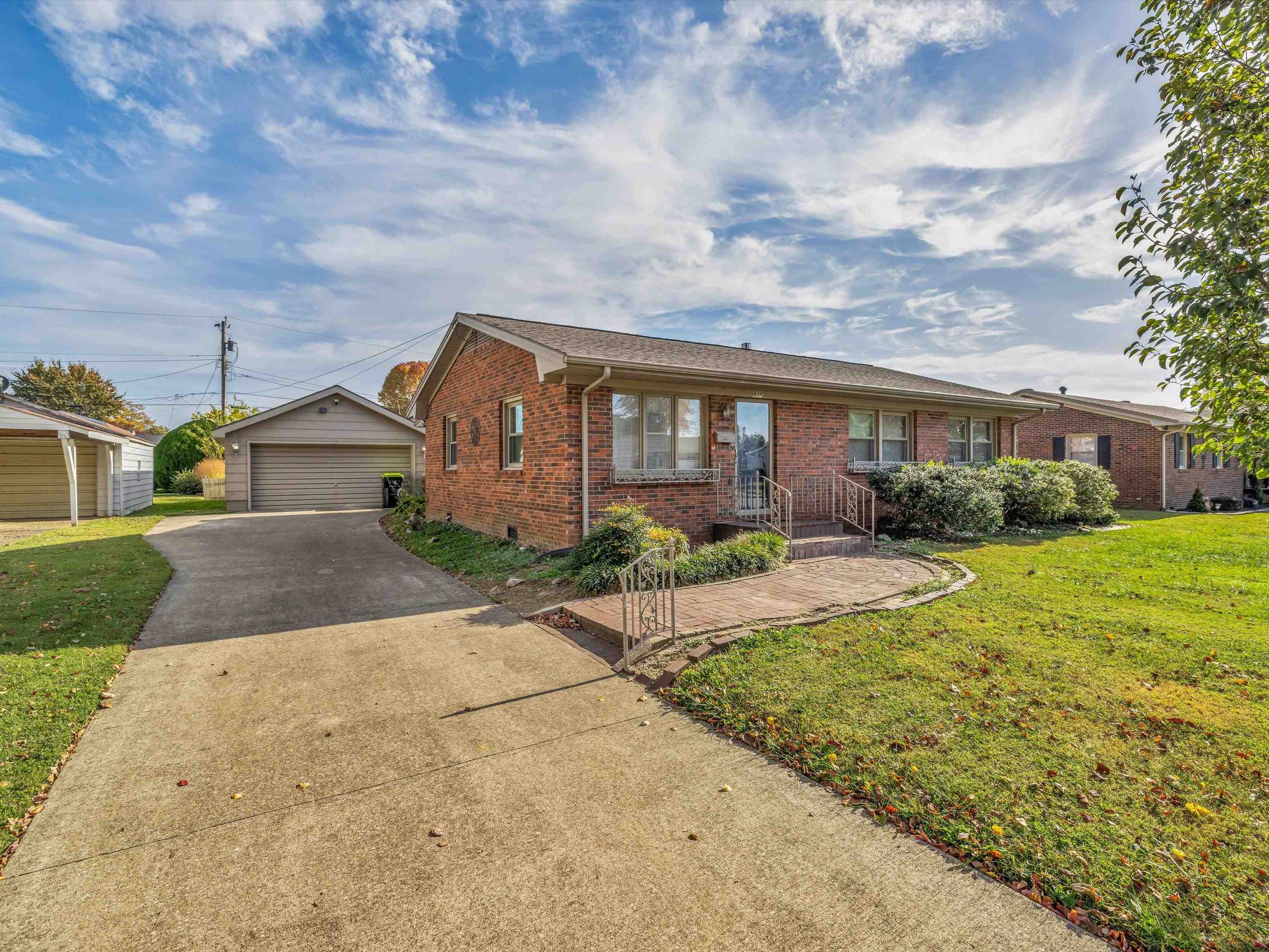 825 Christopher Greenup, Owensboro, Kentucky 42303, 3 Bedrooms Bedrooms, ,1 BathroomBathrooms,Single Family Residence,For Sale,Christopher Greenup,88358