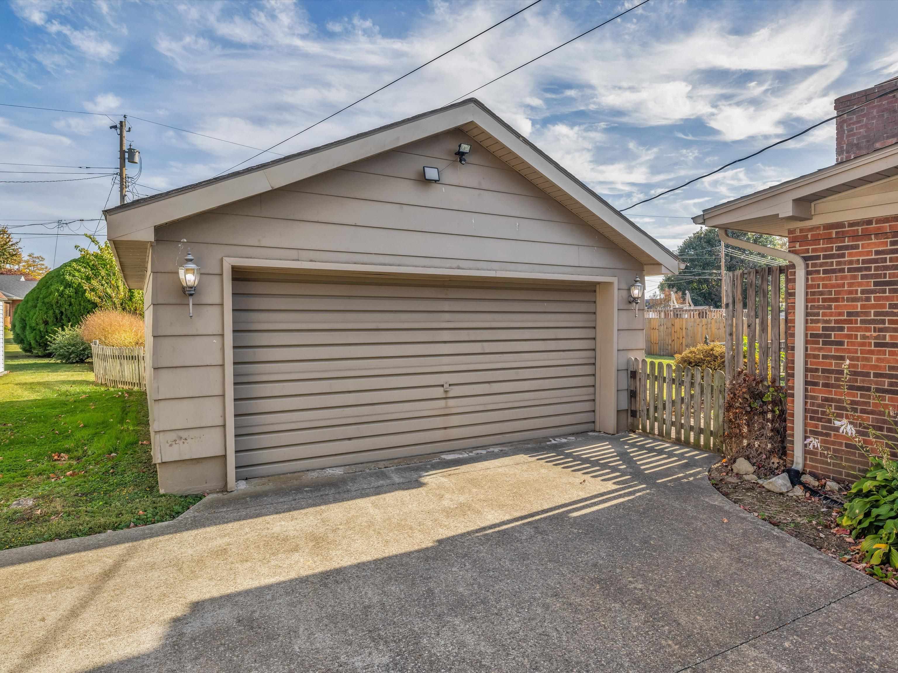 825 Christopher Greenup, Owensboro, Kentucky 42303, 3 Bedrooms Bedrooms, ,1 BathroomBathrooms,Single Family Residence,For Sale,Christopher Greenup,88358