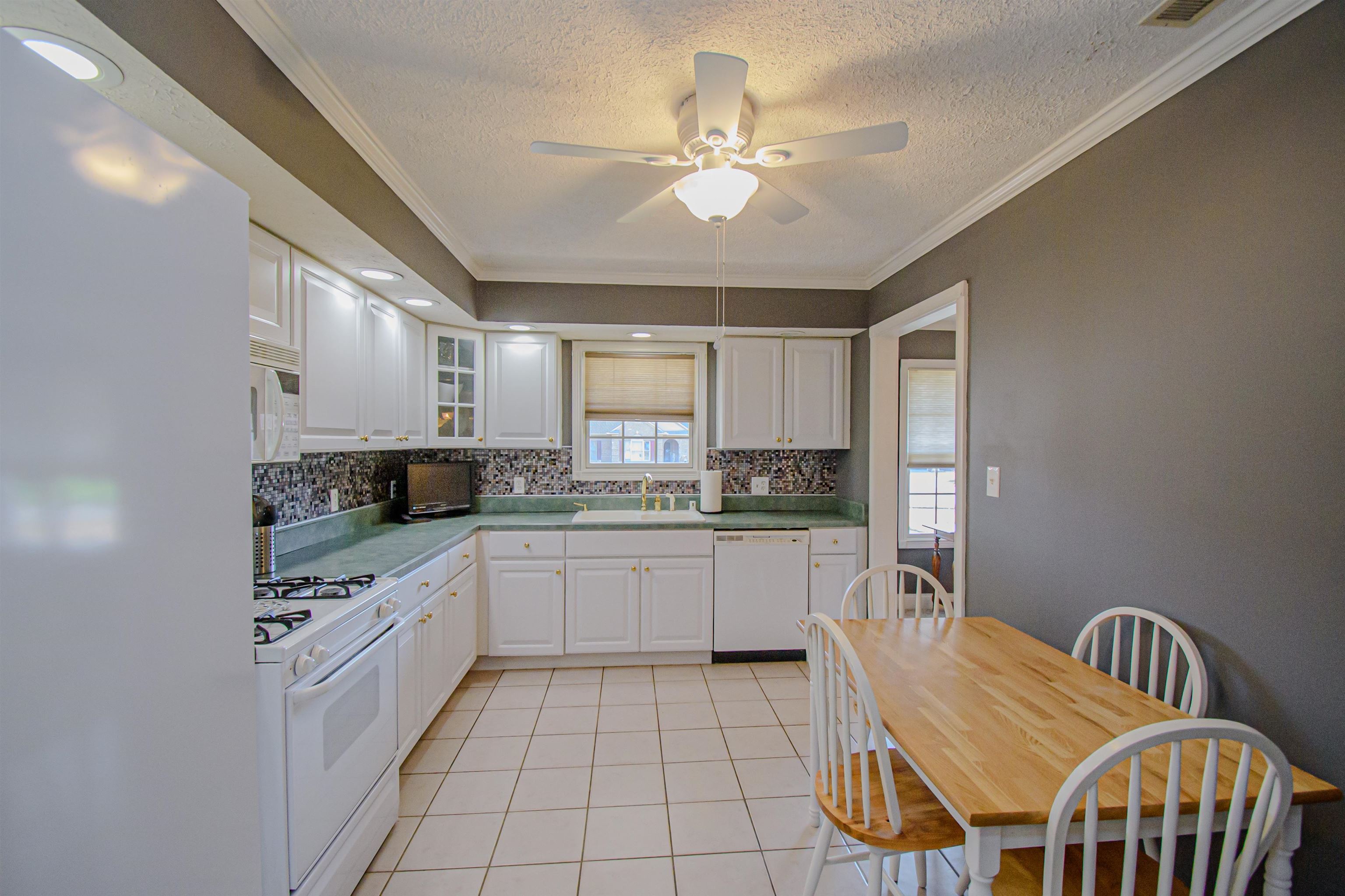 150 Santa Maria Dr, Owensboro, Kentucky 42301, 3 Bedrooms Bedrooms, ,2 BathroomsBathrooms,Single Family Residence,For Sale,Santa Maria Dr,88408