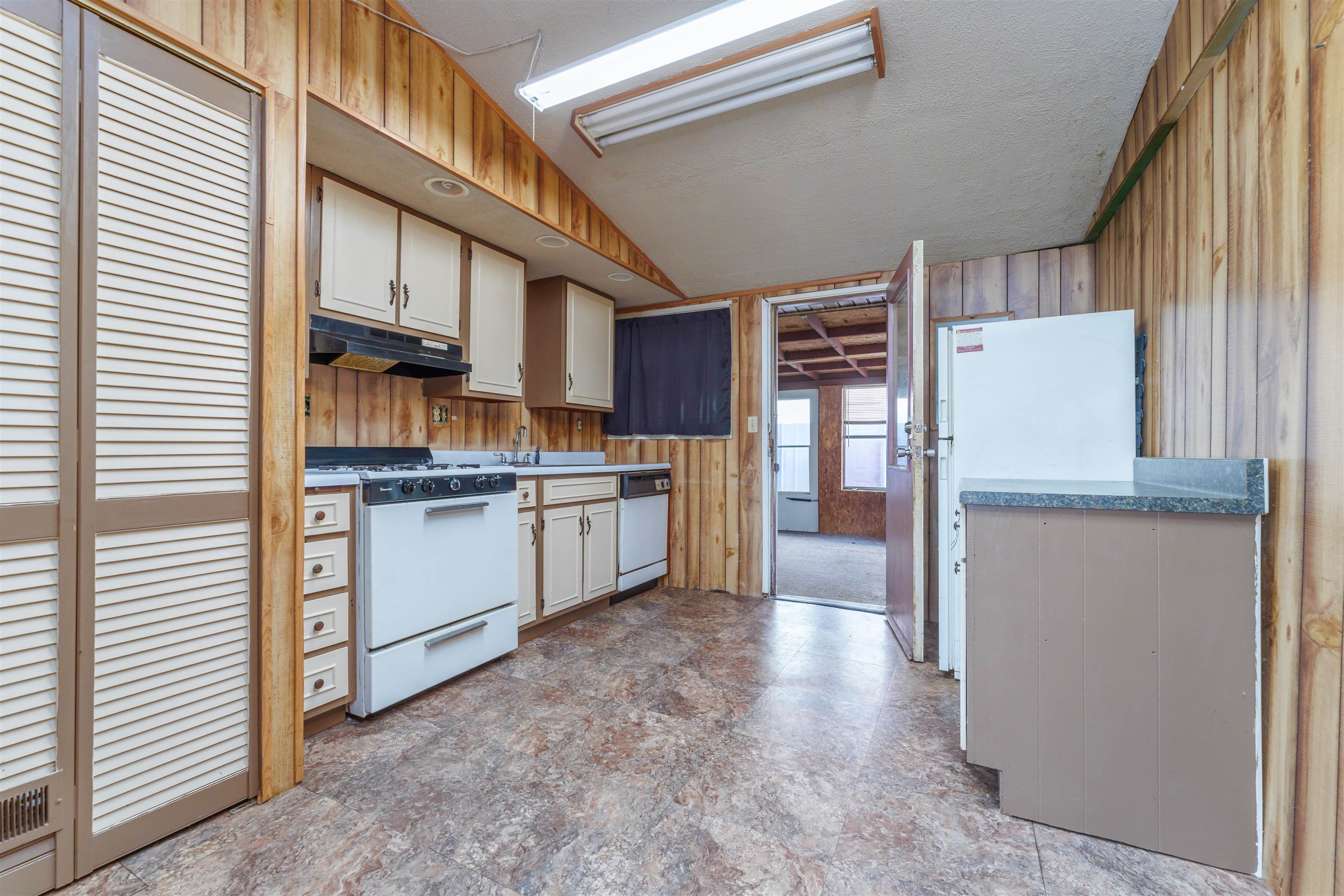 2821 6th Street, Owensboro, Kentucky 42301, 2 Bedrooms Bedrooms, ,1 BathroomBathrooms,Single Family Residence,For Sale,6th Street,88558