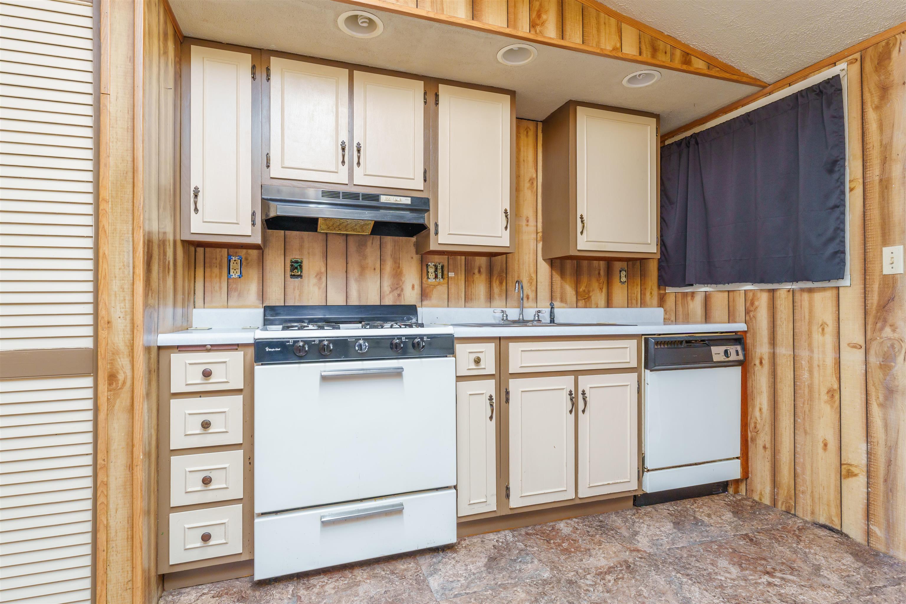 2821 6th Street, Owensboro, Kentucky 42301, 2 Bedrooms Bedrooms, ,1 BathroomBathrooms,Single Family Residence,For Sale,6th Street,88558