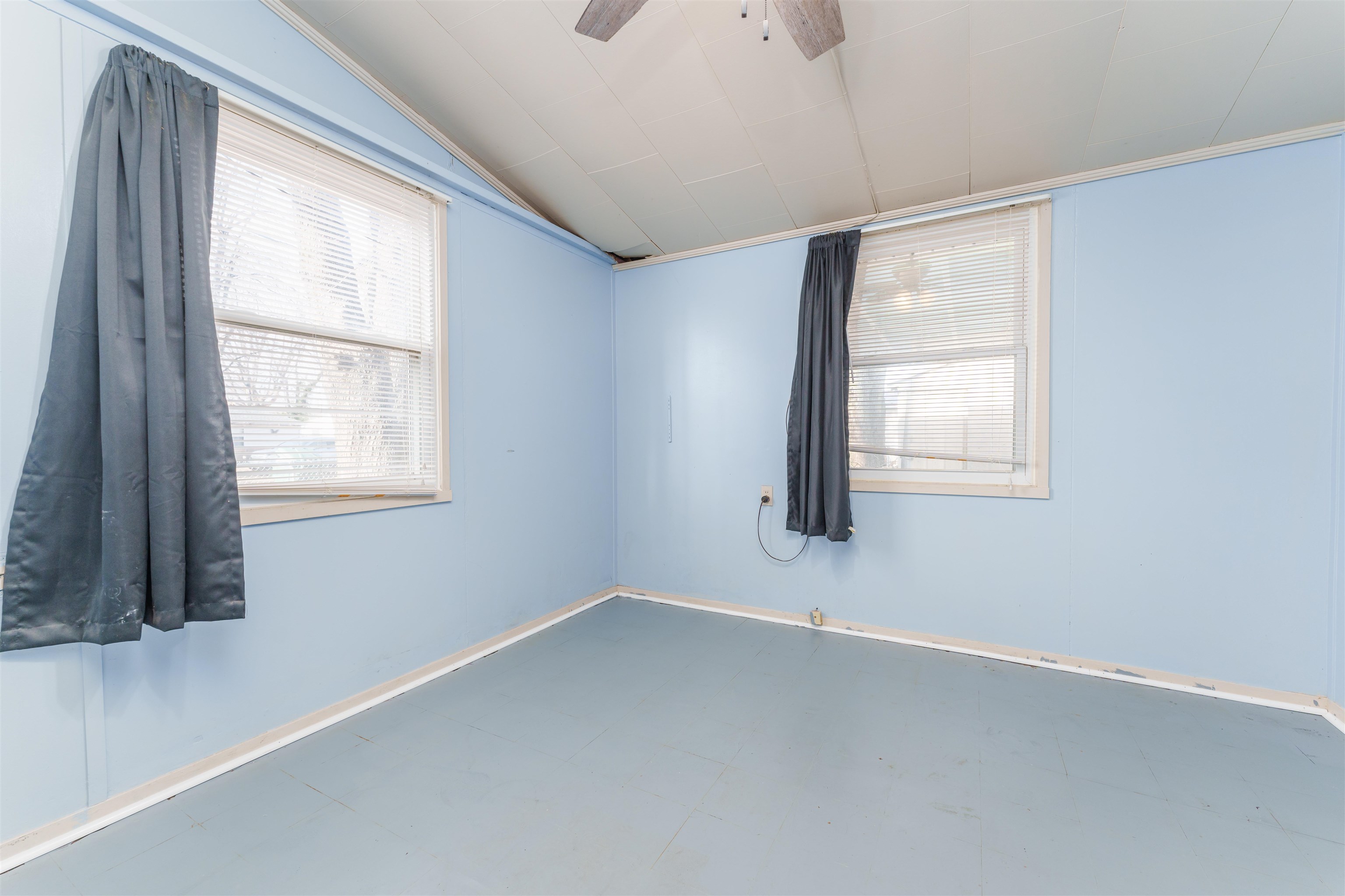 2821 6th Street, Owensboro, Kentucky 42301, 2 Bedrooms Bedrooms, ,1 BathroomBathrooms,Single Family Residence,For Sale,6th Street,88558