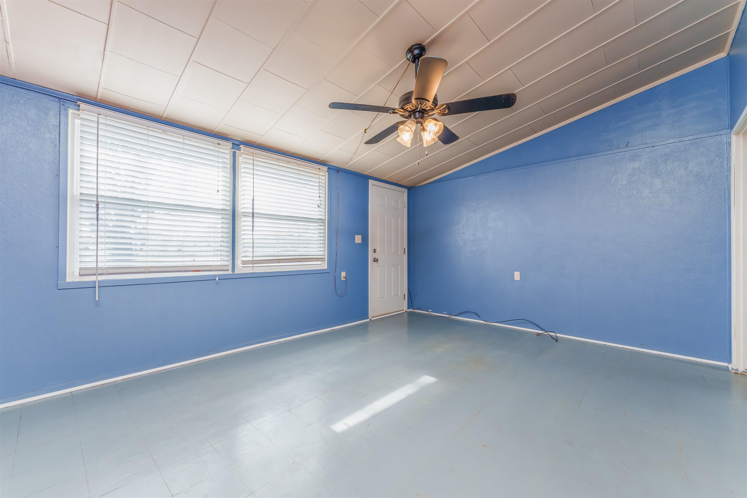2821 6th Street, Owensboro, Kentucky 42301, 2 Bedrooms Bedrooms, ,1 BathroomBathrooms,Single Family Residence,For Sale,6th Street,88558