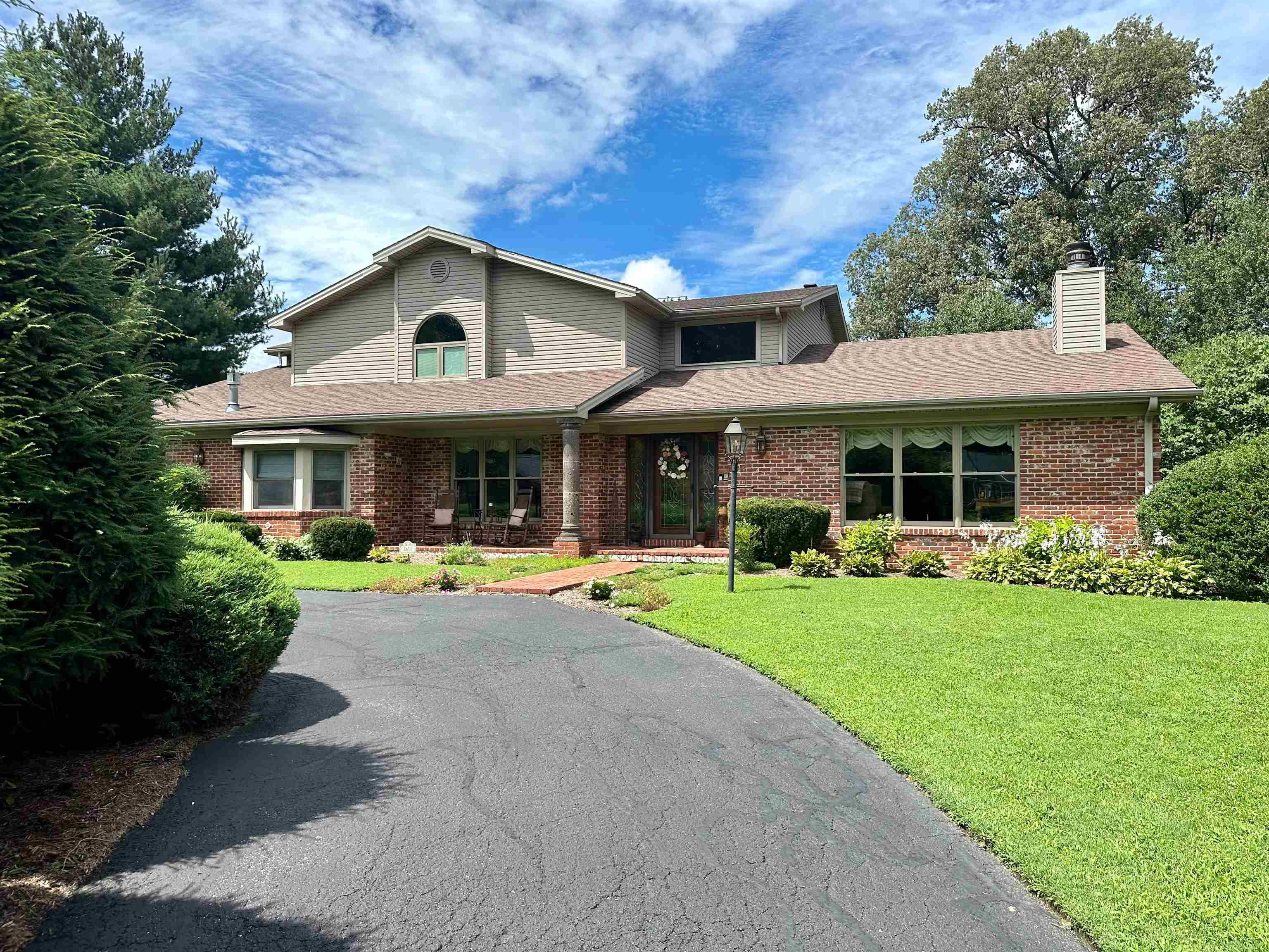 1611 Linden Ave, Owensboro, Kentucky 42301, 6 Bedrooms Bedrooms, ,5 BathroomsBathrooms,Single Family Residence,For Sale,Linden Ave,88569