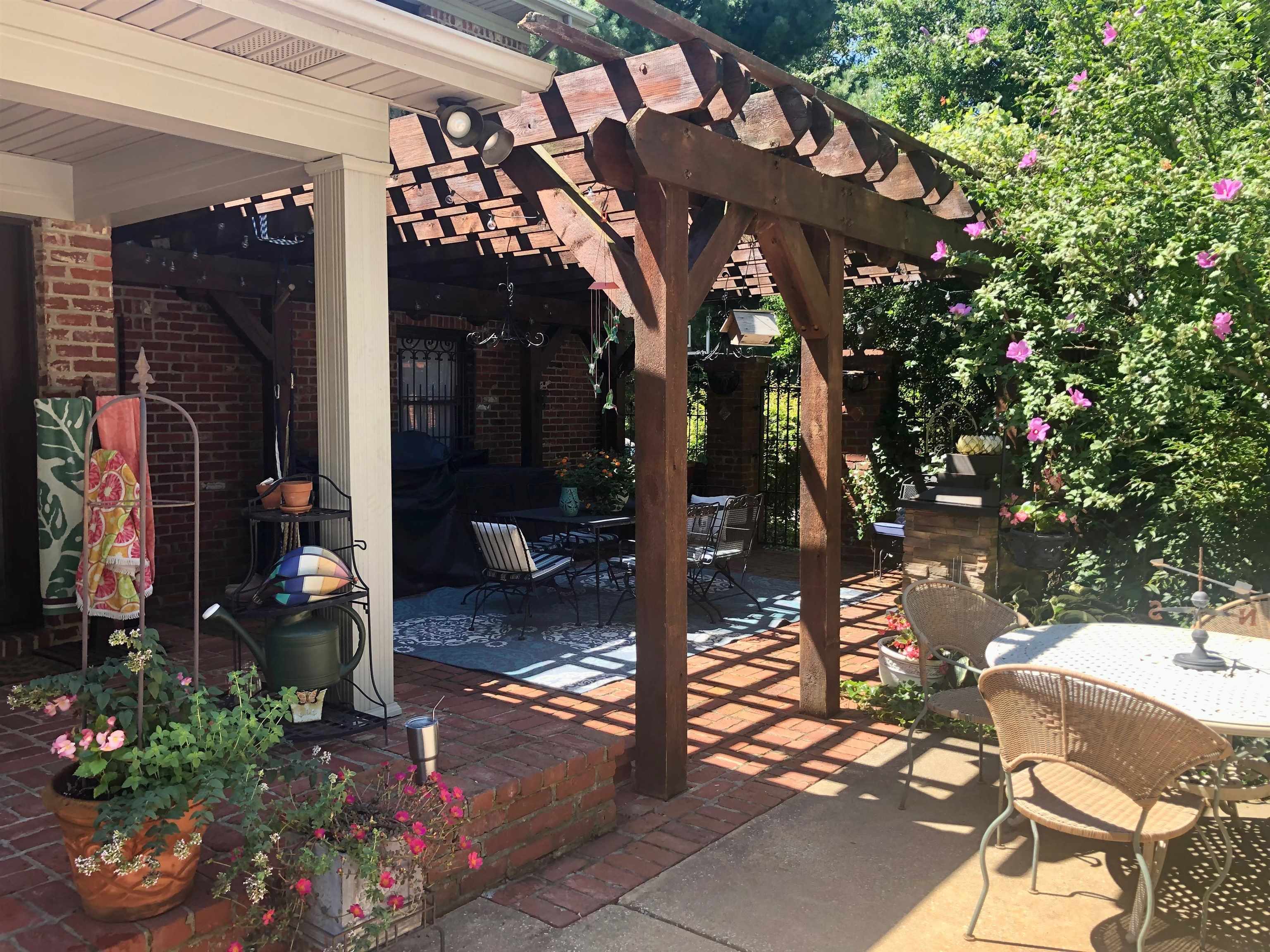 1611 Linden Ave, Owensboro, Kentucky 42301, 6 Bedrooms Bedrooms, ,5 BathroomsBathrooms,Single Family Residence,For Sale,Linden Ave,88569