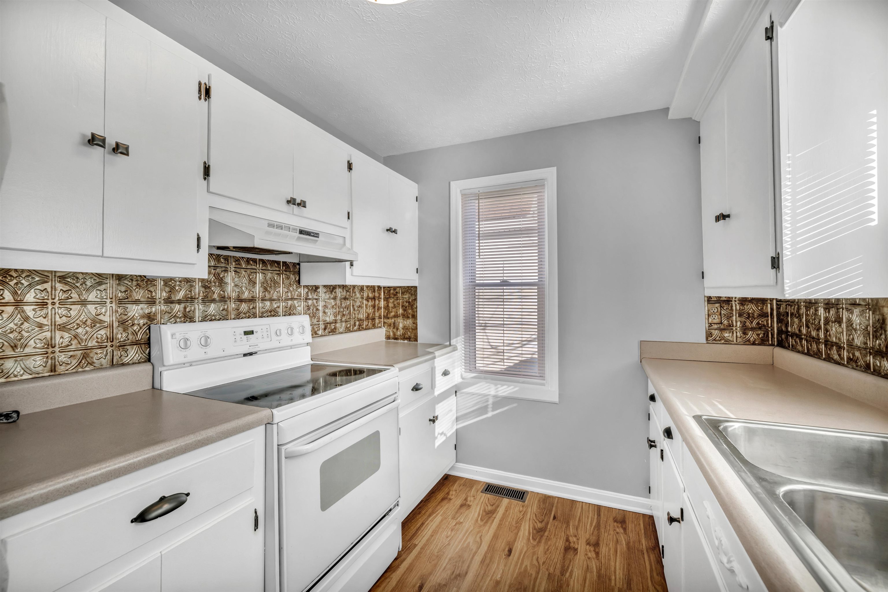 416 20th, Owensboro, Kentucky 42303, 4 Bedrooms Bedrooms, ,2 BathroomsBathrooms,Single Family Residence,For Sale,20th,88588