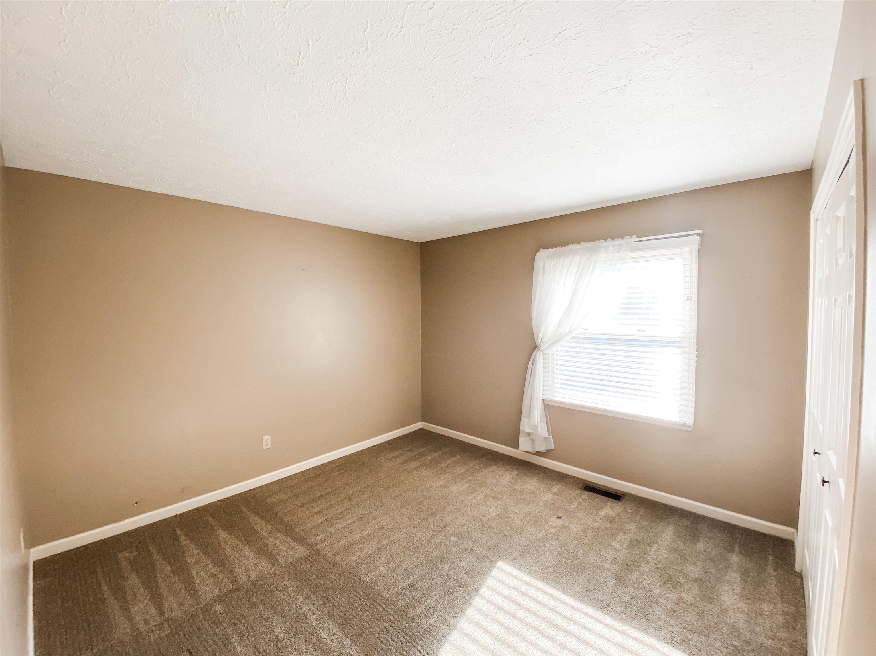 1000 Rogers Ct, Owensboro, Kentucky 42303, 3 Bedrooms Bedrooms, ,2 BathroomsBathrooms,Single Family Residence,For Sale,Rogers Ct,88608