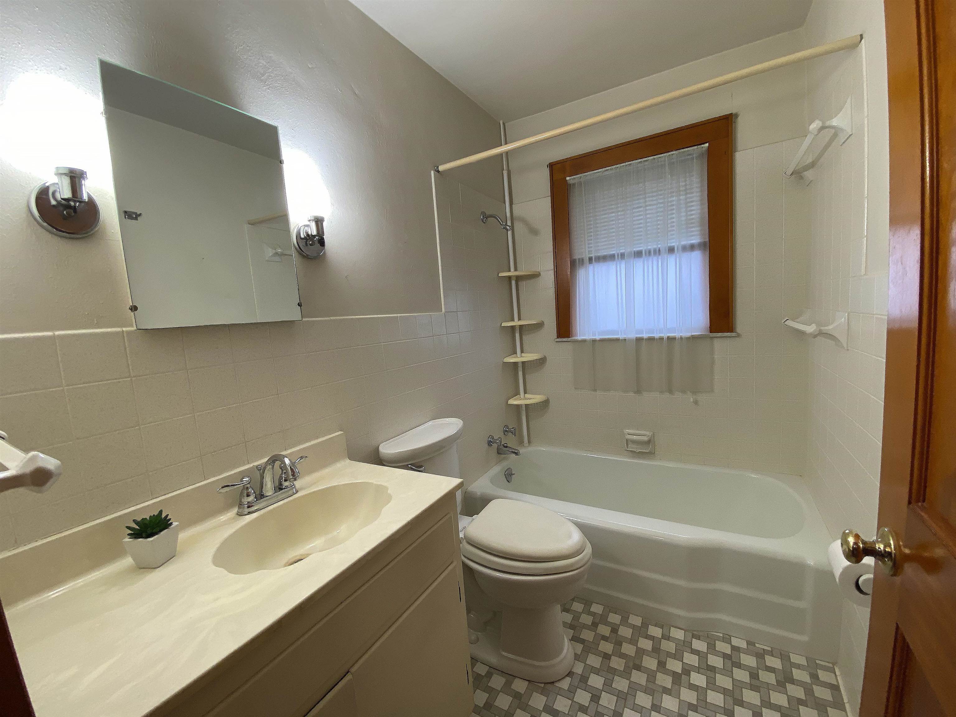 Features tub/shower combo