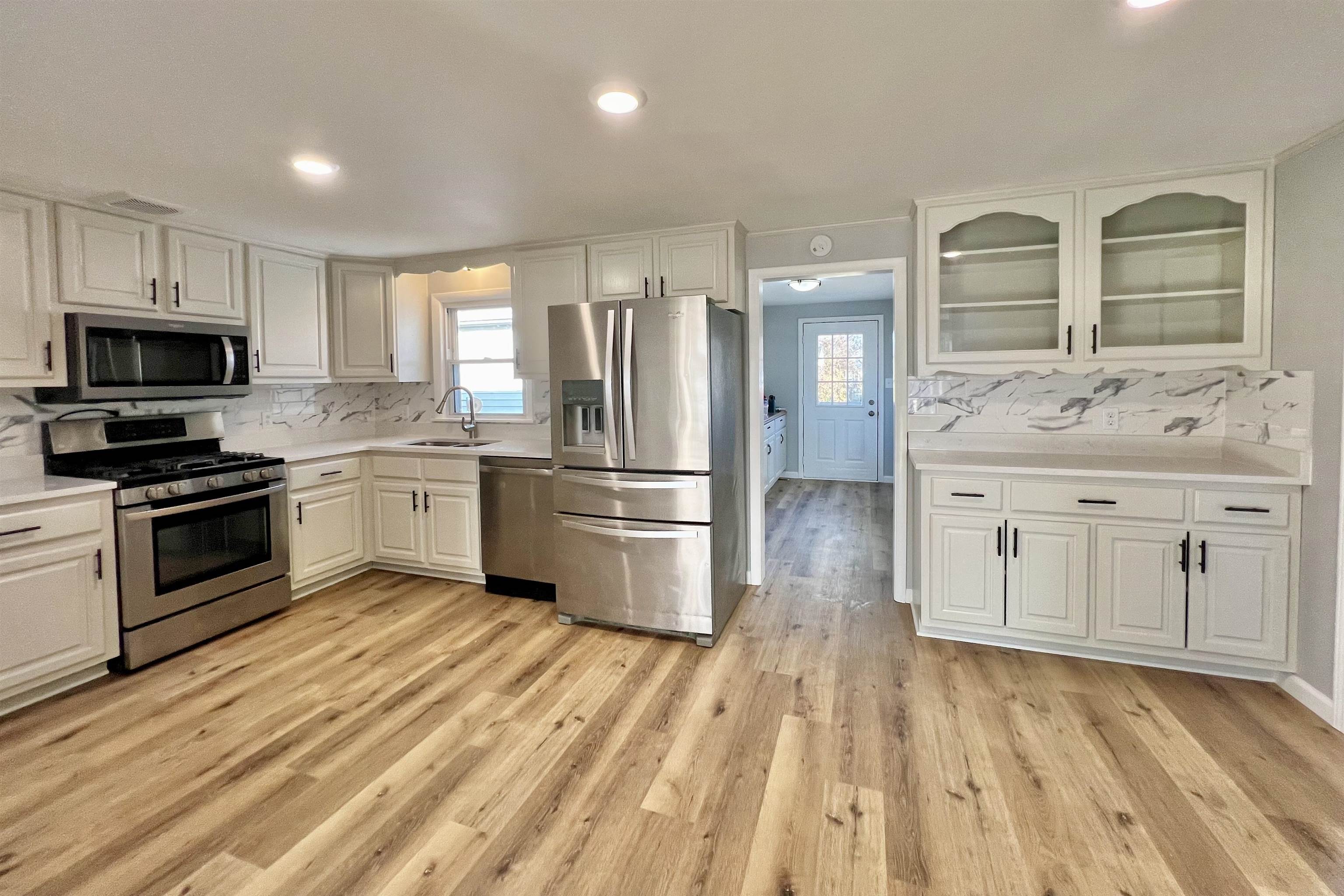 Stainless Steel Appliances, Granite countertops, solid wood cabinets