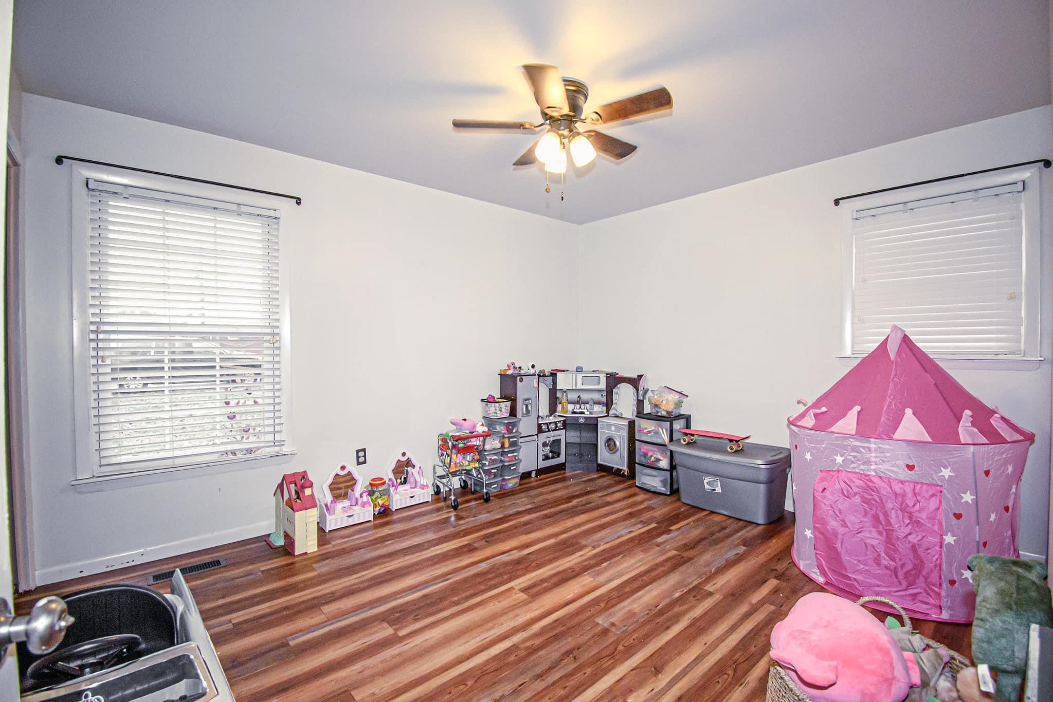 410 Colonial Terrace, Hopkinsville, Kentucky 42240, 4 Bedrooms Bedrooms, ,2 BathroomsBathrooms,Single Family Residence,For Sale,Colonial Terrace,88850