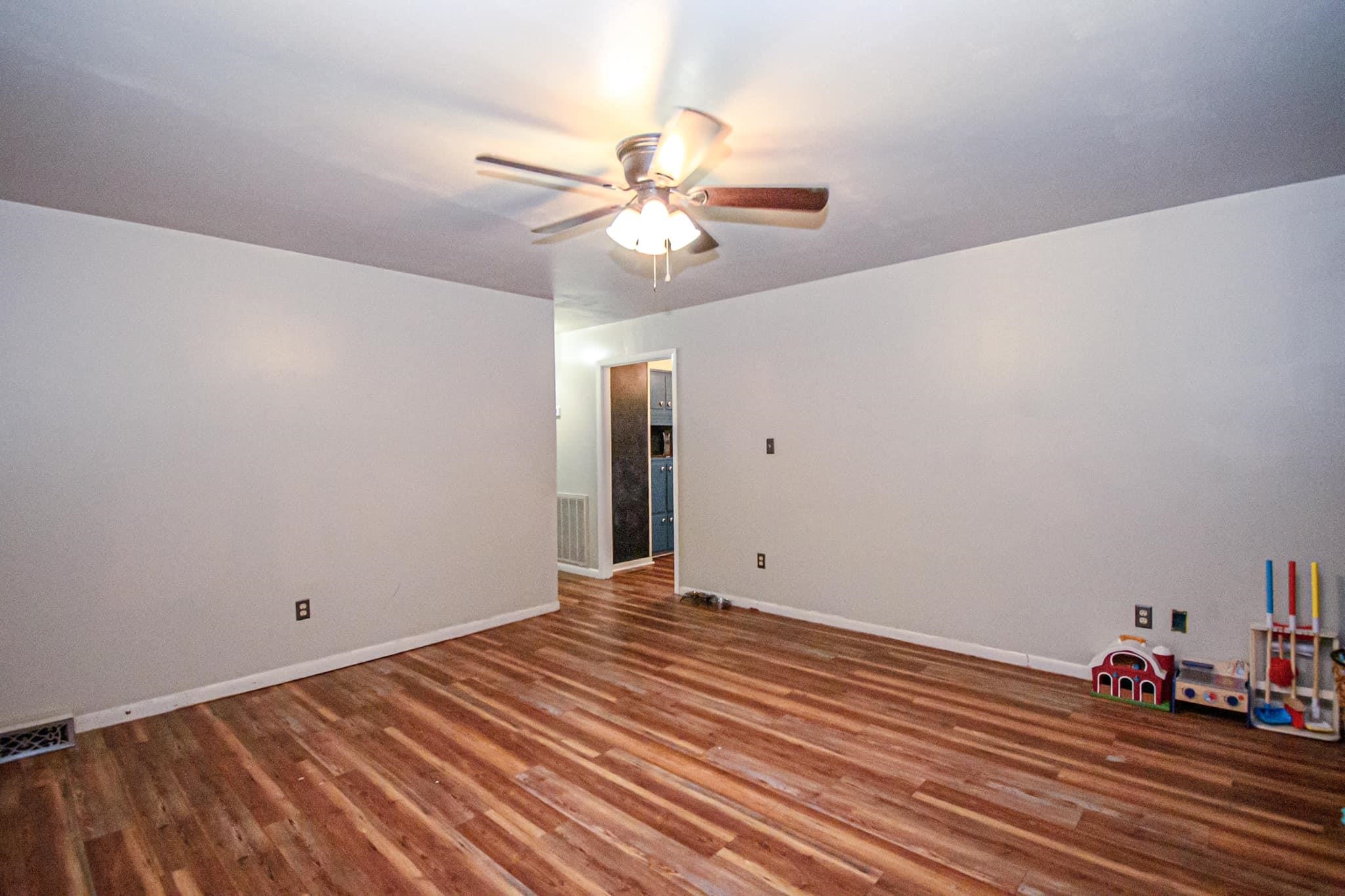410 Colonial Terrace, Hopkinsville, Kentucky 42240, 4 Bedrooms Bedrooms, ,2 BathroomsBathrooms,Single Family Residence,For Sale,Colonial Terrace,88850