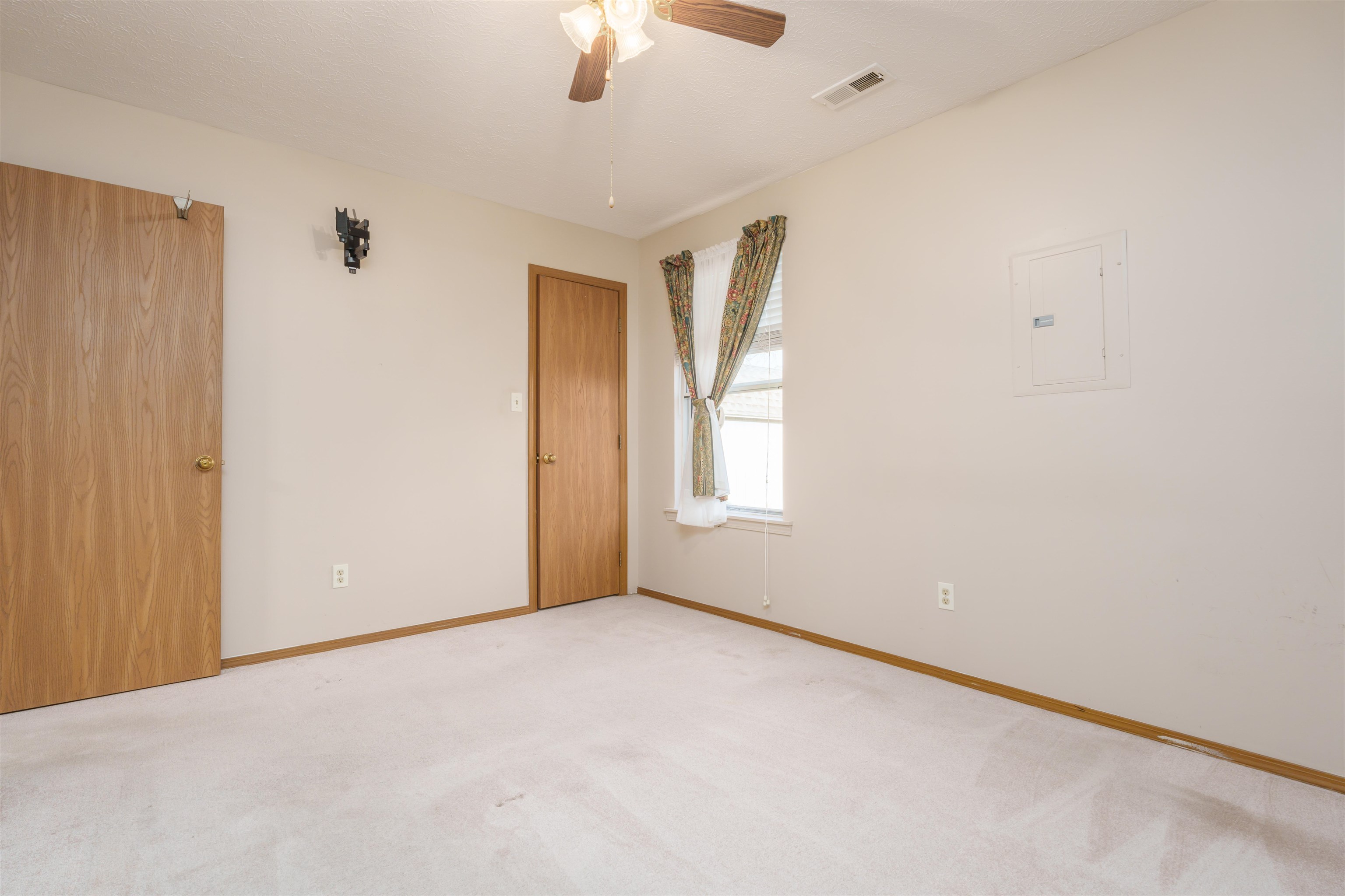4415 Strickland Dr, Owensboro, Kentucky 42301, 2 Bedrooms Bedrooms, ,1 BathroomBathrooms,Single Family Residence,For Sale,Strickland Dr,89091