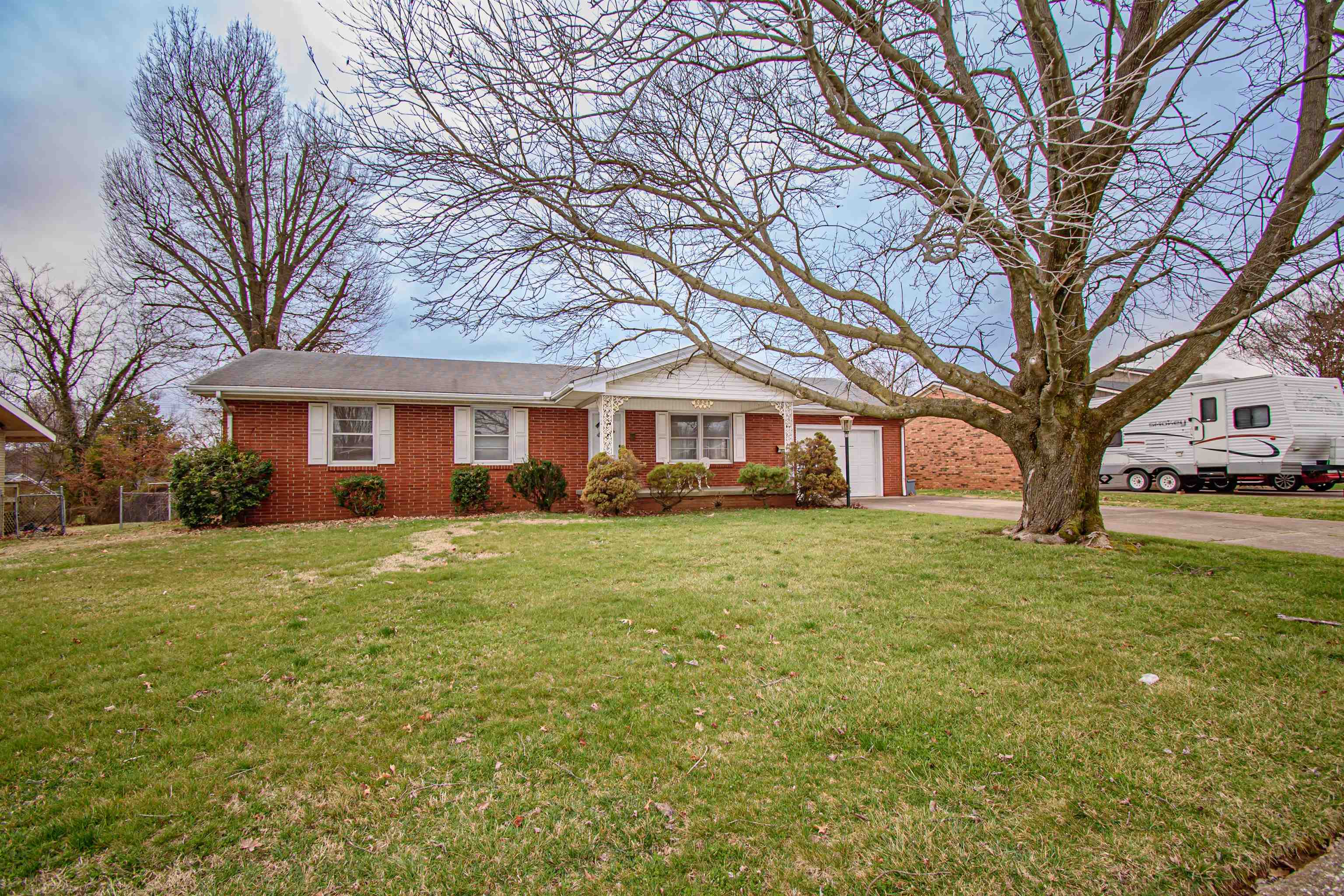 924 Parkway Drive, Owensboro, Kentucky 42303-6449, 3 Bedrooms Bedrooms, ,2 BathroomsBathrooms,Single Family Residence,For Sale,Parkway Drive,89092