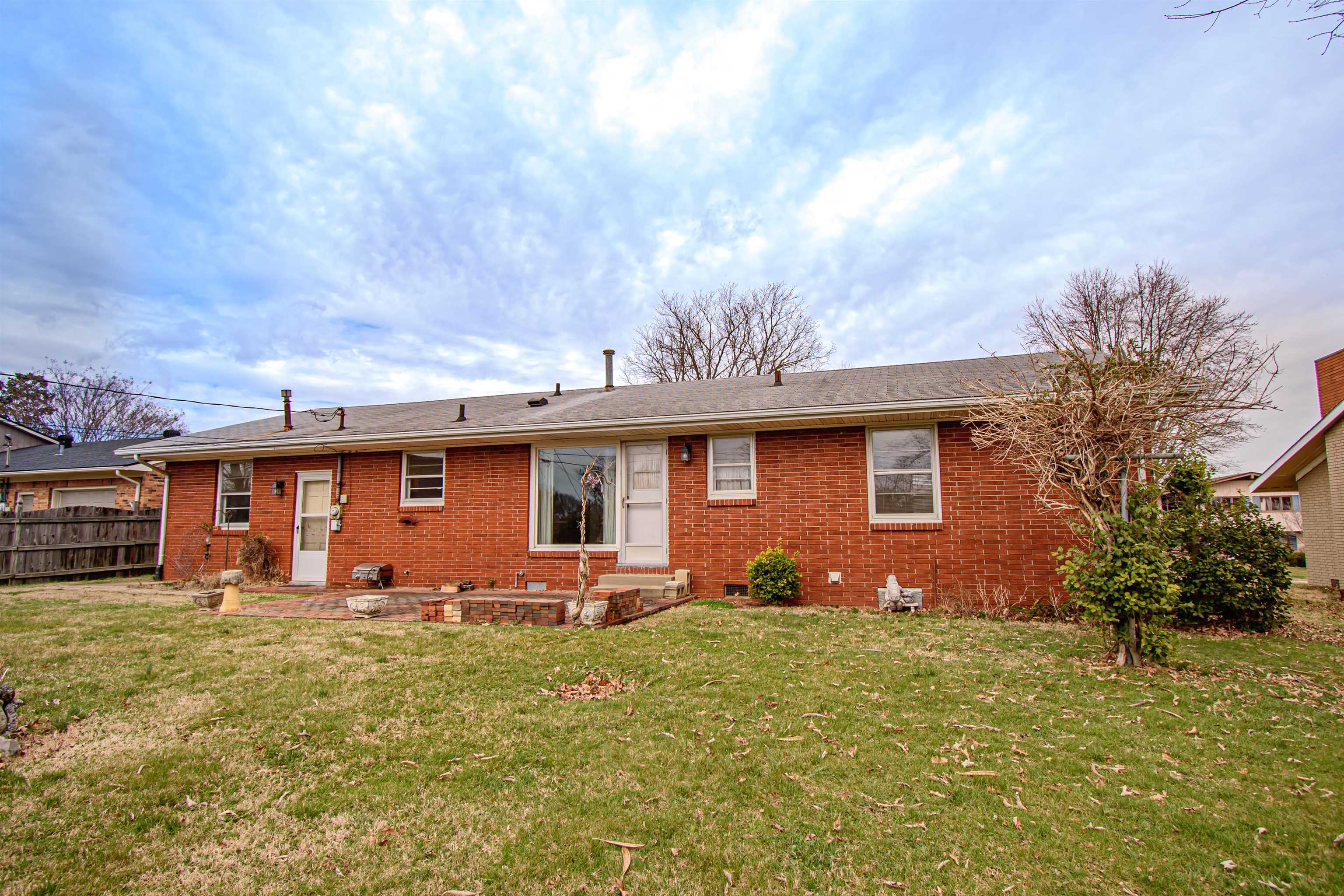 924 Parkway Drive, Owensboro, Kentucky 42303-6449, 3 Bedrooms Bedrooms, ,2 BathroomsBathrooms,Single Family Residence,For Sale,Parkway Drive,89092