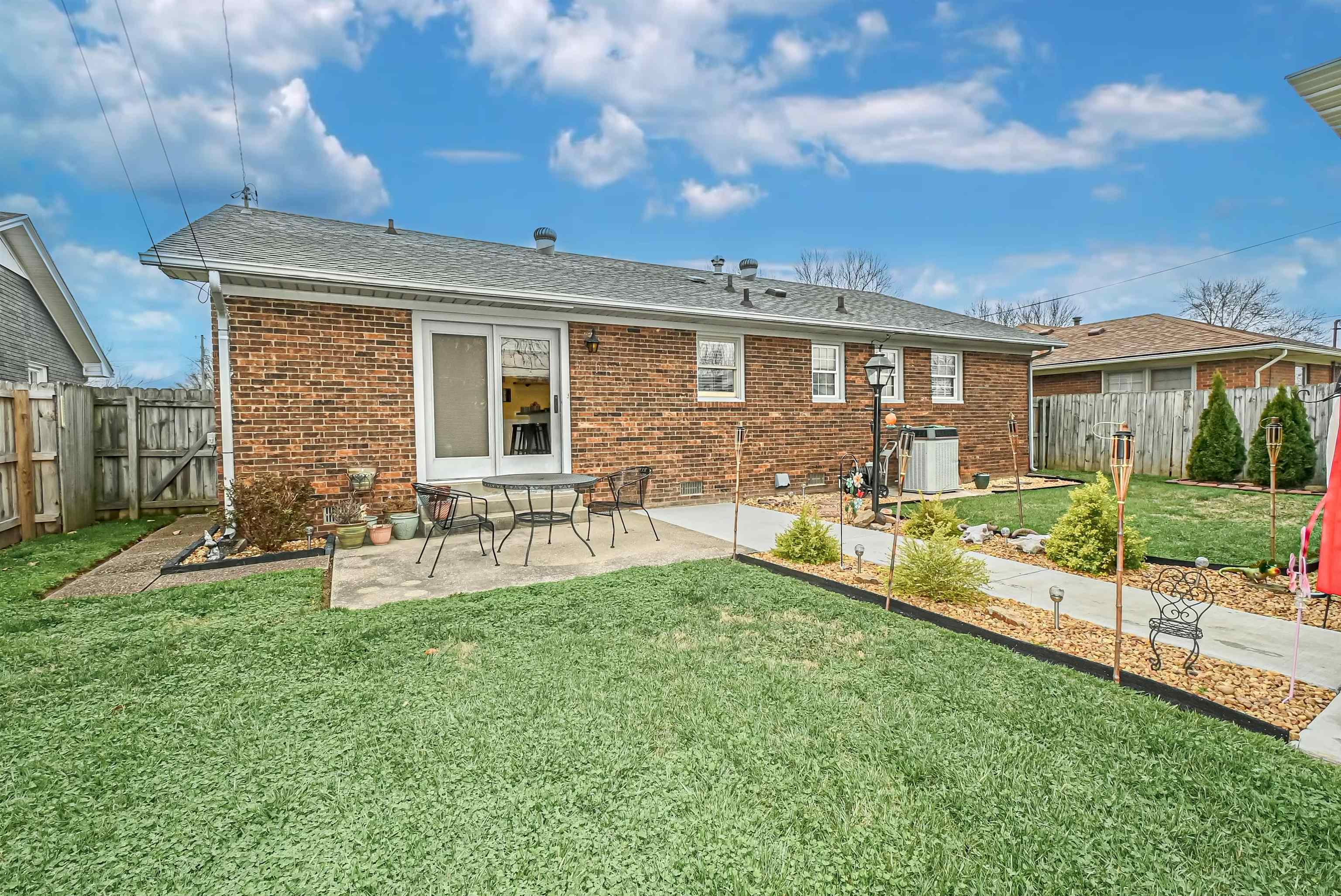 1806 Standish Place, Owensboro, Kentucky 42301, 3 Bedrooms Bedrooms, ,1 BathroomBathrooms,Single Family Residence,For Sale,Standish Place,89199