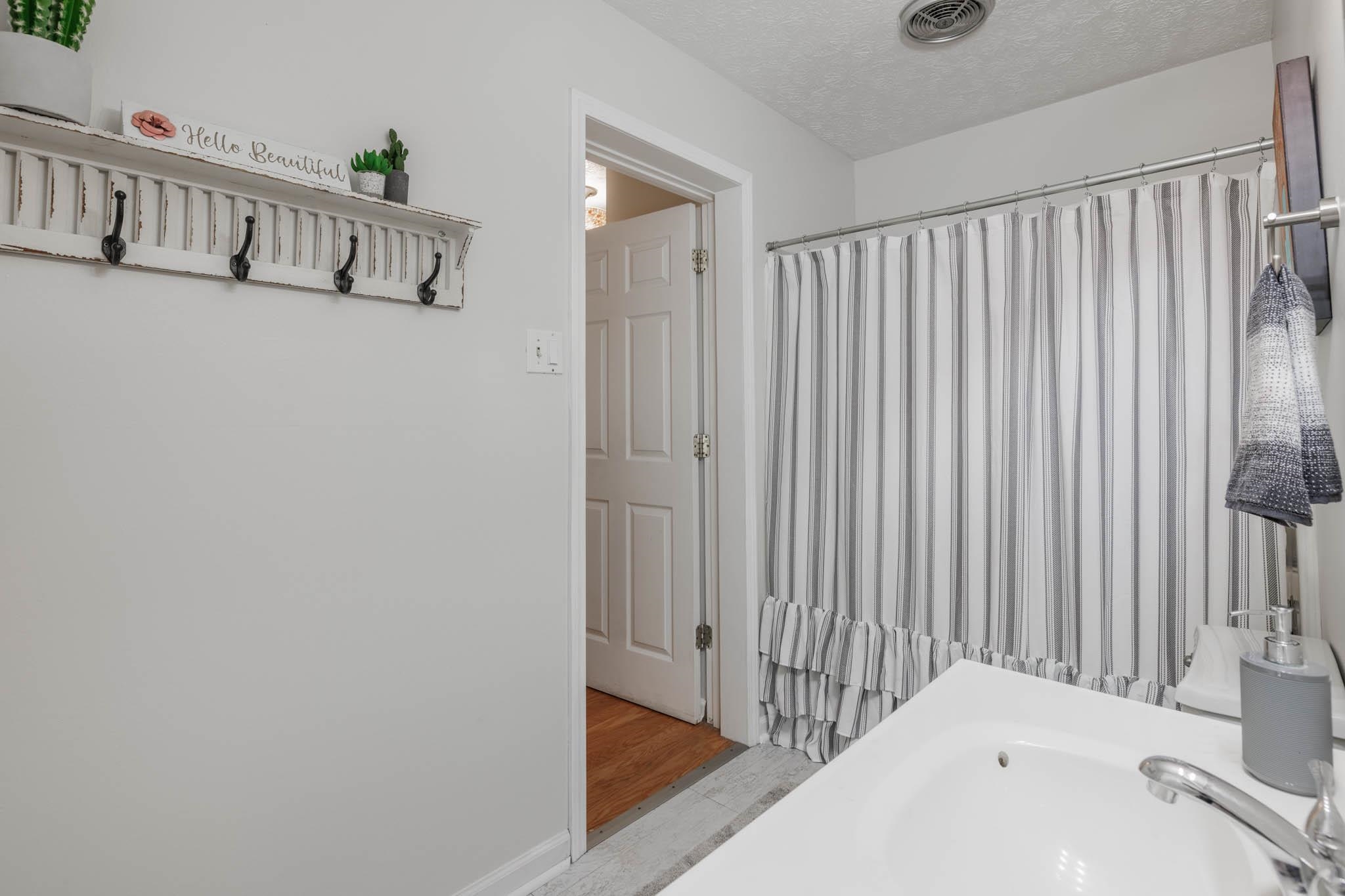 3231 Meadowland Drive, Owensboro, Kentucky 42303, 4 Bedrooms Bedrooms, ,2 BathroomsBathrooms,Single Family Residence,For Sale,Meadowland Drive,89201
