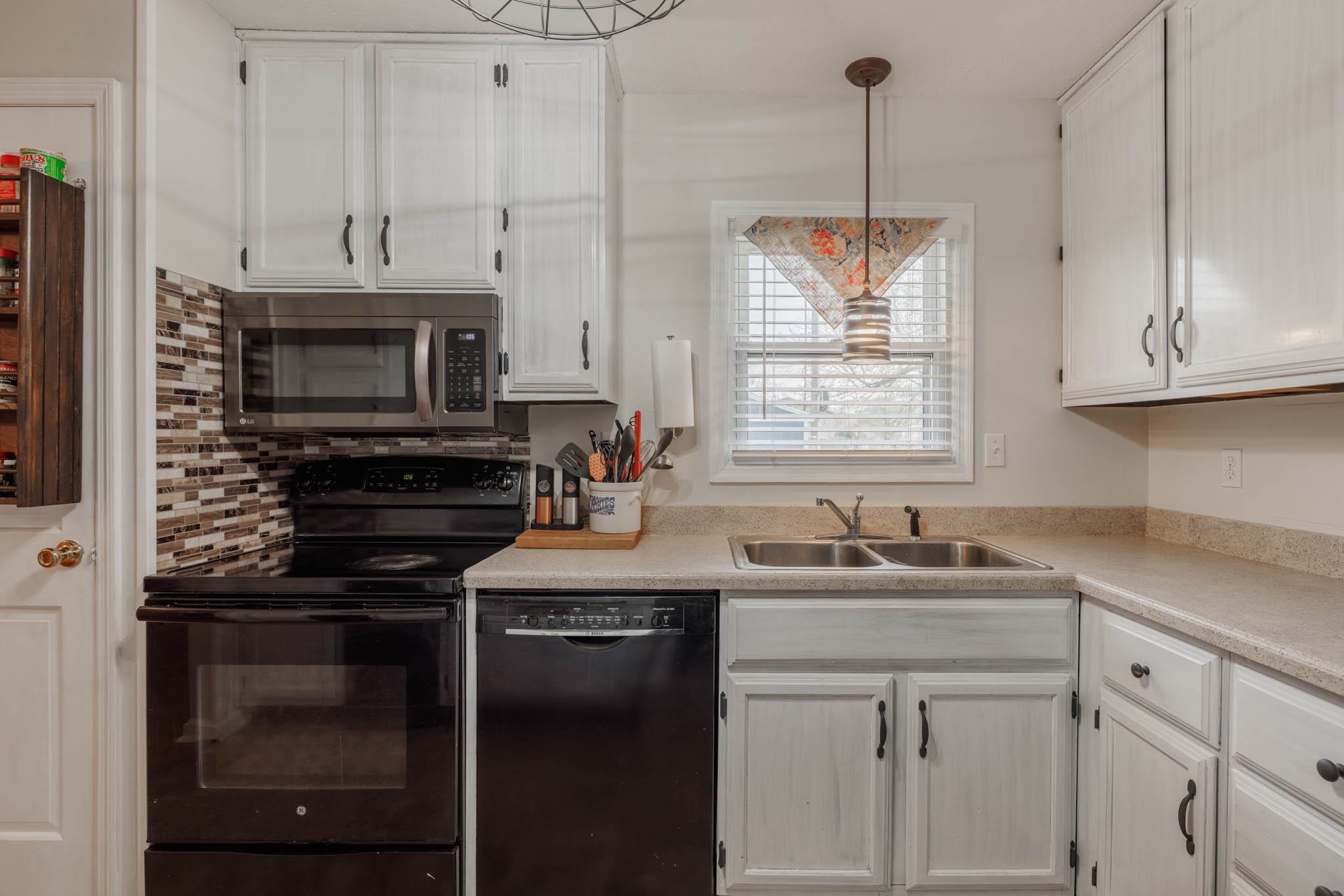 3231 Meadowland Drive, Owensboro, Kentucky 42303, 4 Bedrooms Bedrooms, ,2 BathroomsBathrooms,Single Family Residence,For Sale,Meadowland Drive,89201