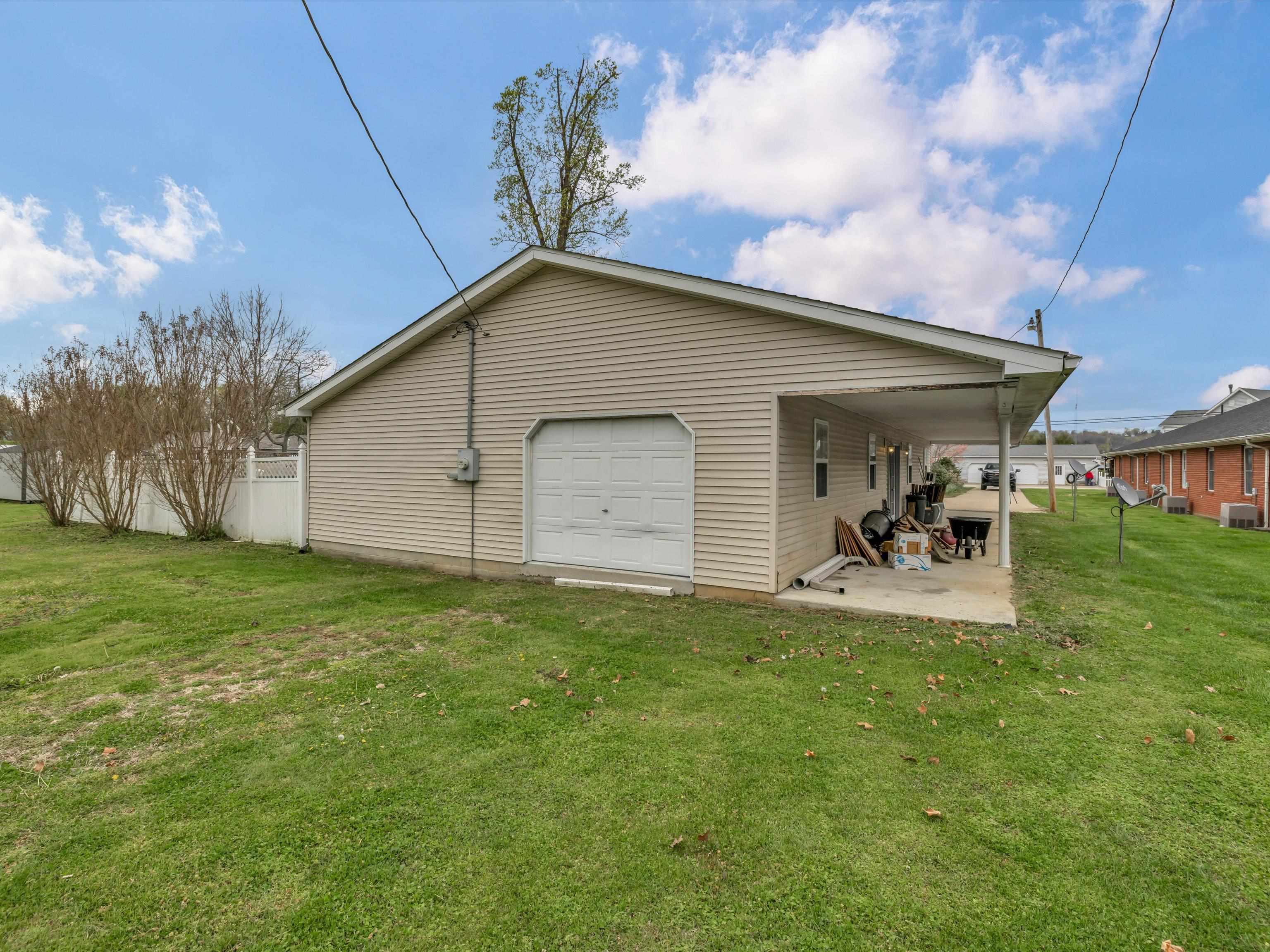 645 Main St, Hawesville, Kentucky 42348, 4 Bedrooms Bedrooms, ,1 BathroomBathrooms,Single Family Residence,For Sale,Main St,89334
