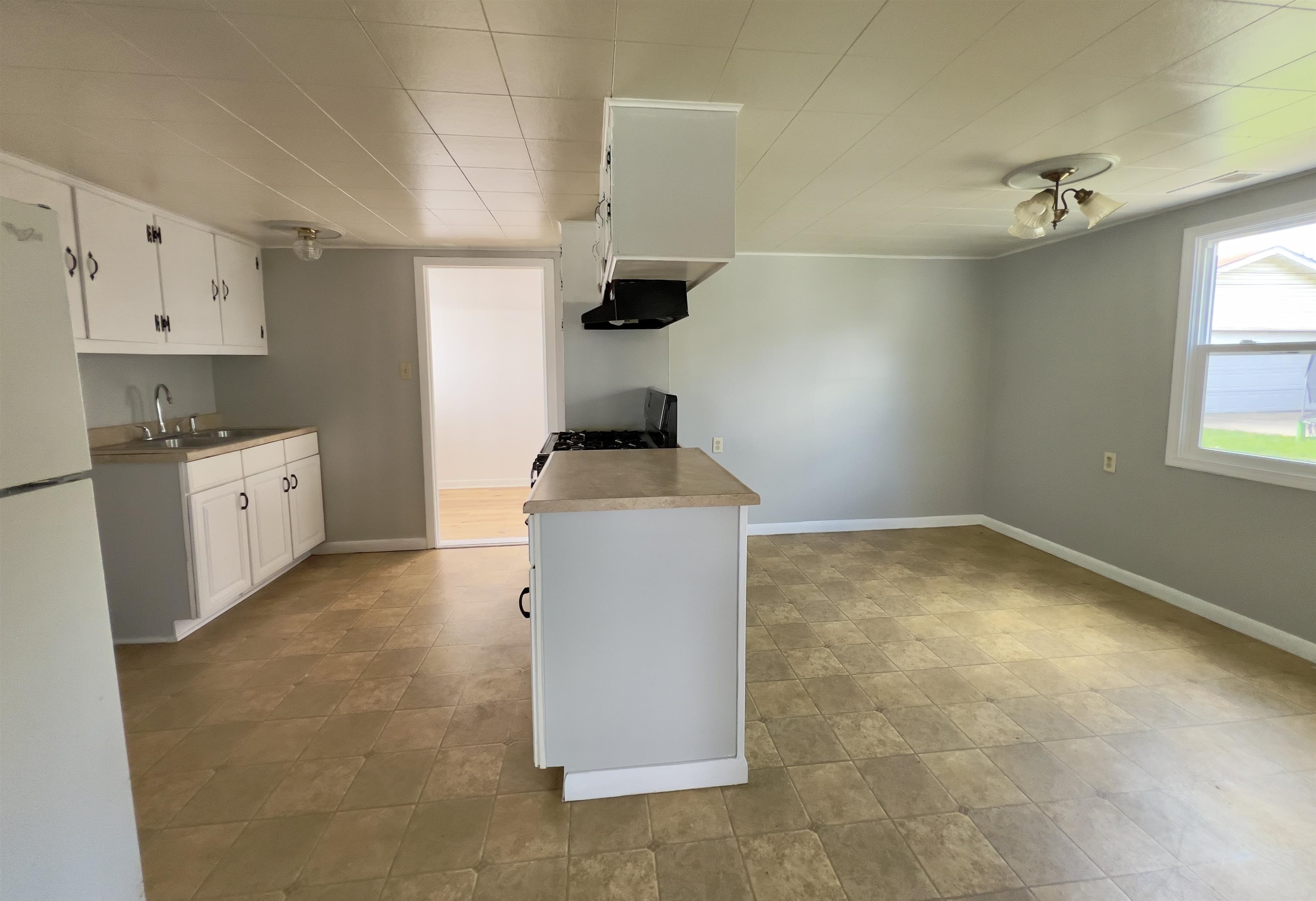 2736 W 5th Street, Owensboro, Kentucky 42301, 3 Bedrooms Bedrooms, ,1 BathroomBathrooms,Single Family Residence,For Sale,W 5th Street,89341