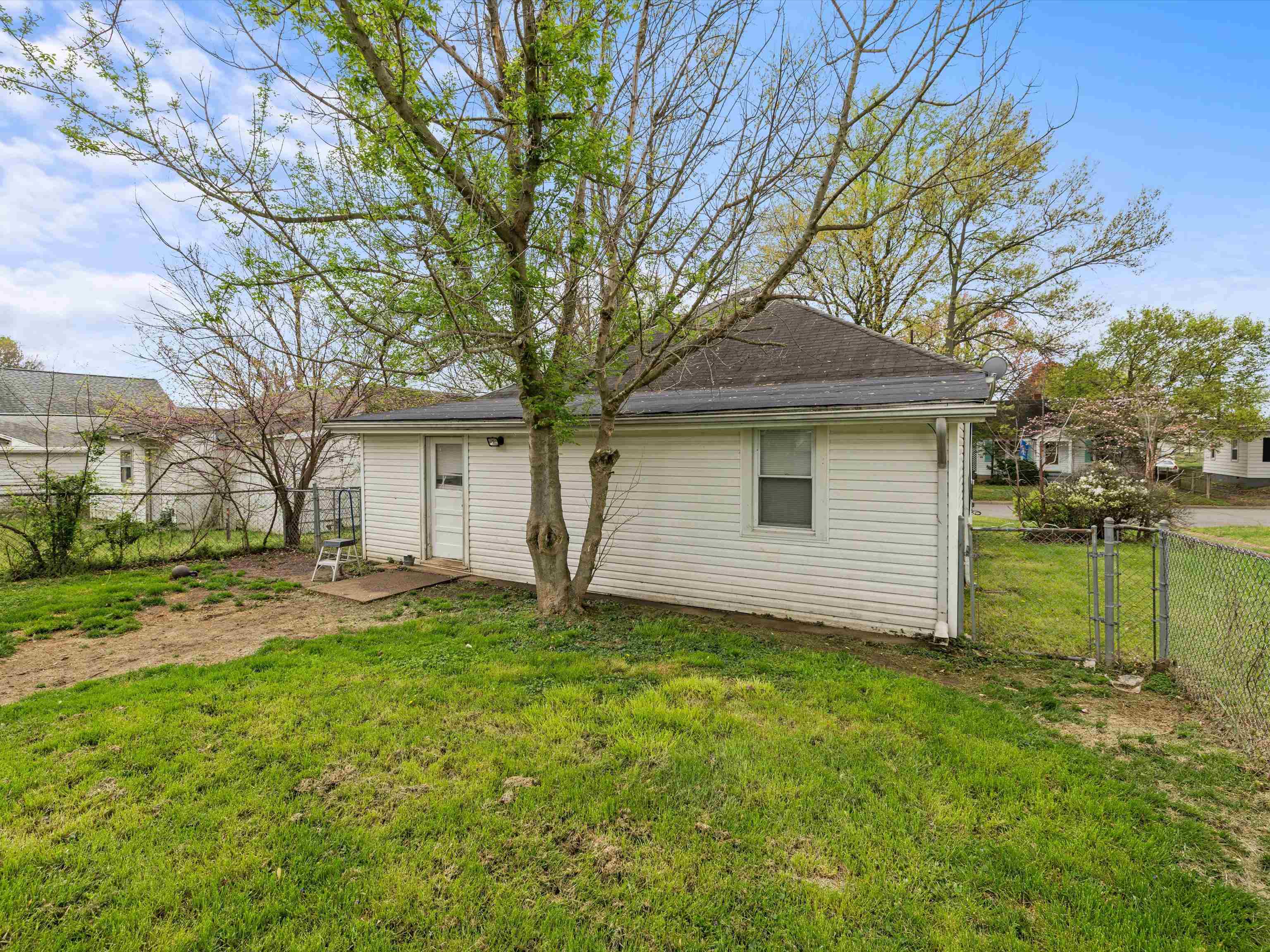 1515 Wright Street, Henderson, Kentucky 42420, 2 Bedrooms Bedrooms, ,1 BathroomBathrooms,Single Family Residence,For Sale,Wright Street,89354