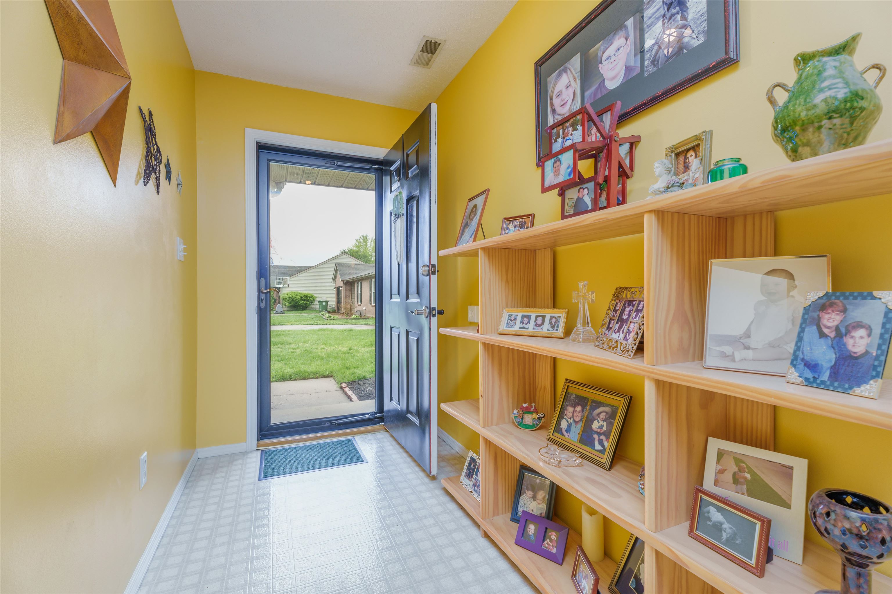 236 Lakewood Drive, Owensboro, Kentucky 42301, 3 Bedrooms Bedrooms, ,2 BathroomsBathrooms,Single Family Residence,For Sale,Lakewood Drive,89365
