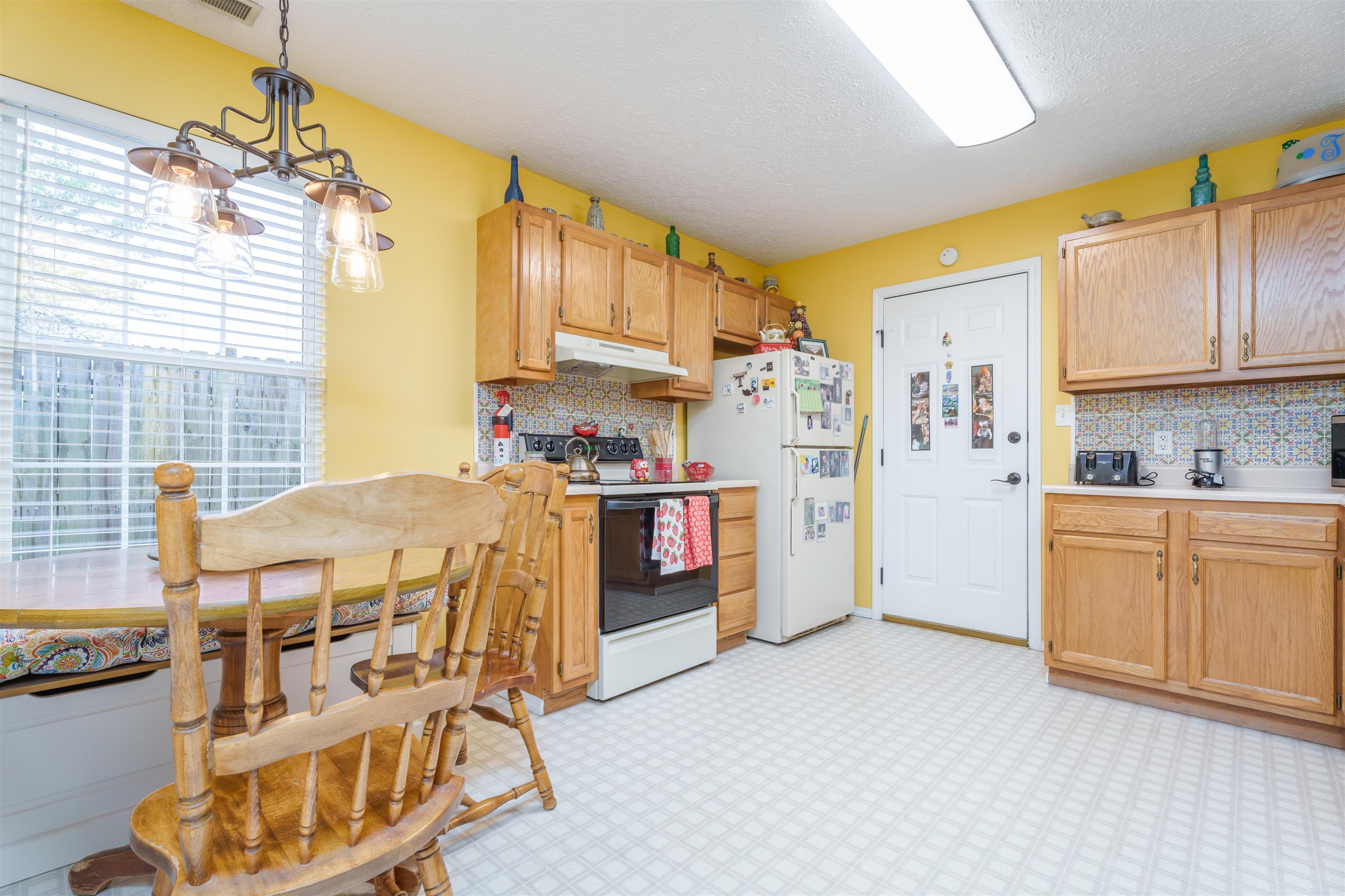 236 Lakewood Drive, Owensboro, Kentucky 42301, 3 Bedrooms Bedrooms, ,2 BathroomsBathrooms,Single Family Residence,For Sale,Lakewood Drive,89365