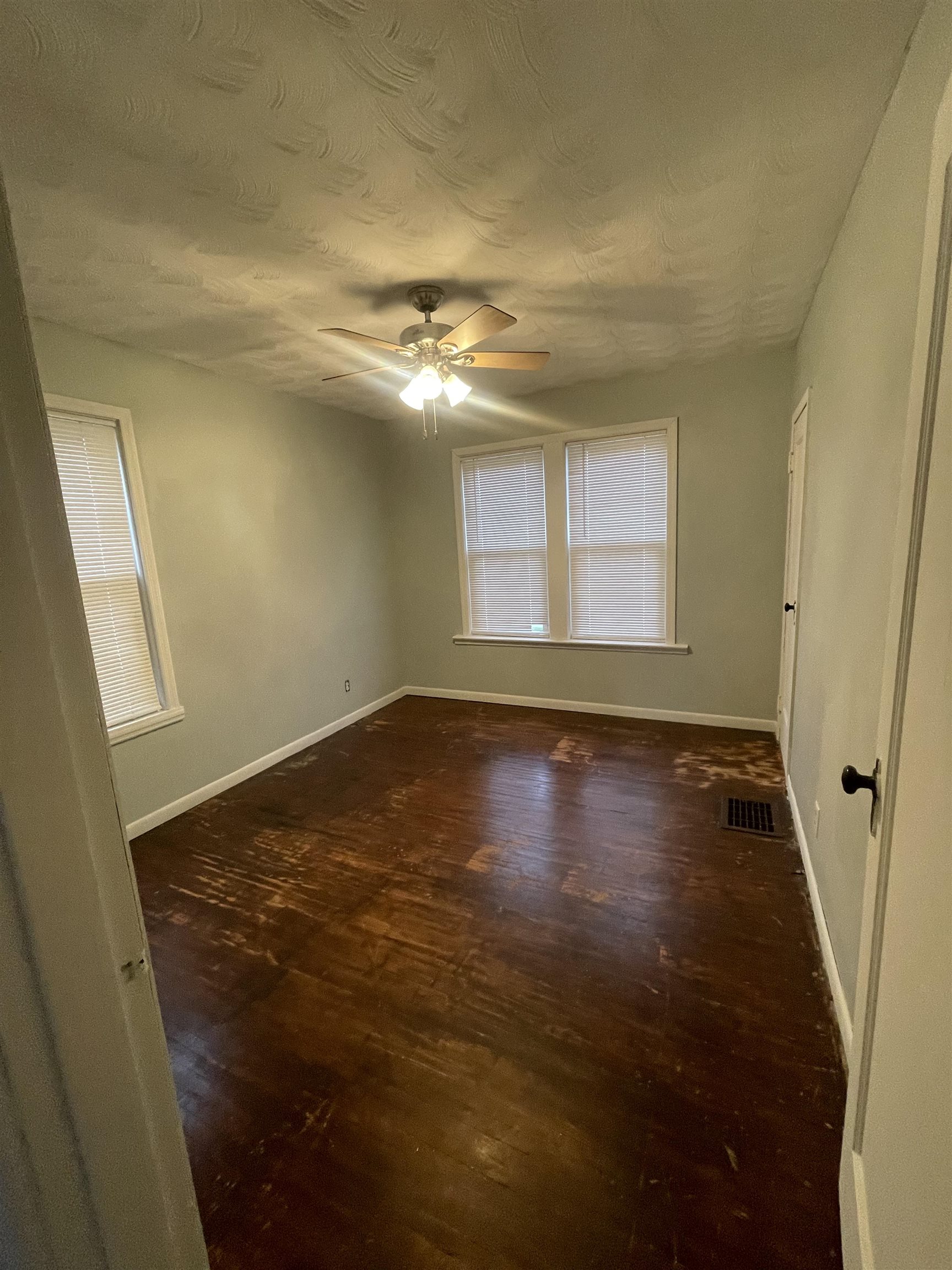106 18th Street, Owensboro, Kentucky 42303, 5 Bedrooms Bedrooms, ,2 BathroomsBathrooms,Single Family Residence,For Sale,18th Street,89369