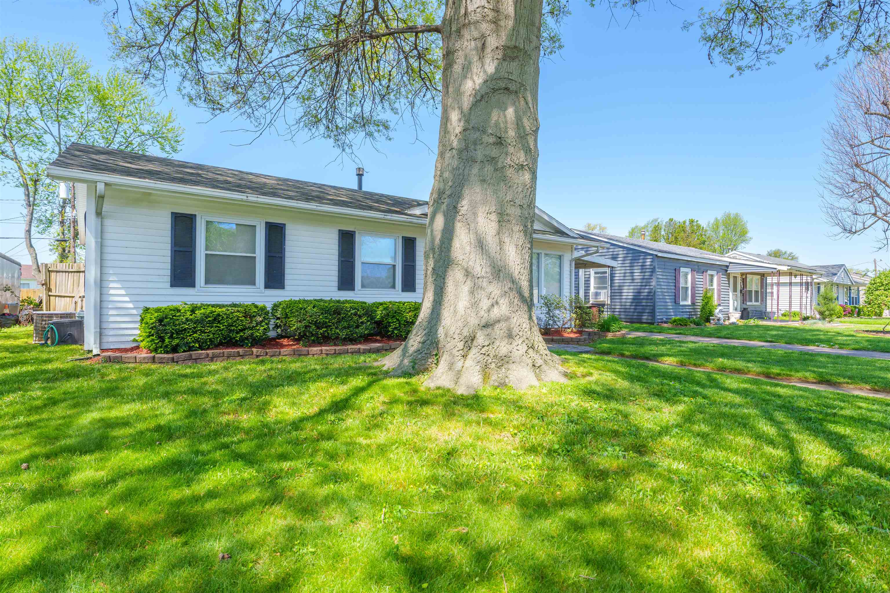 740 Greenbriar St., Owensboro, Kentucky 42301, 2 Bedrooms Bedrooms, ,1 BathroomBathrooms,Single Family Residence,For Sale,Greenbriar St.,89371