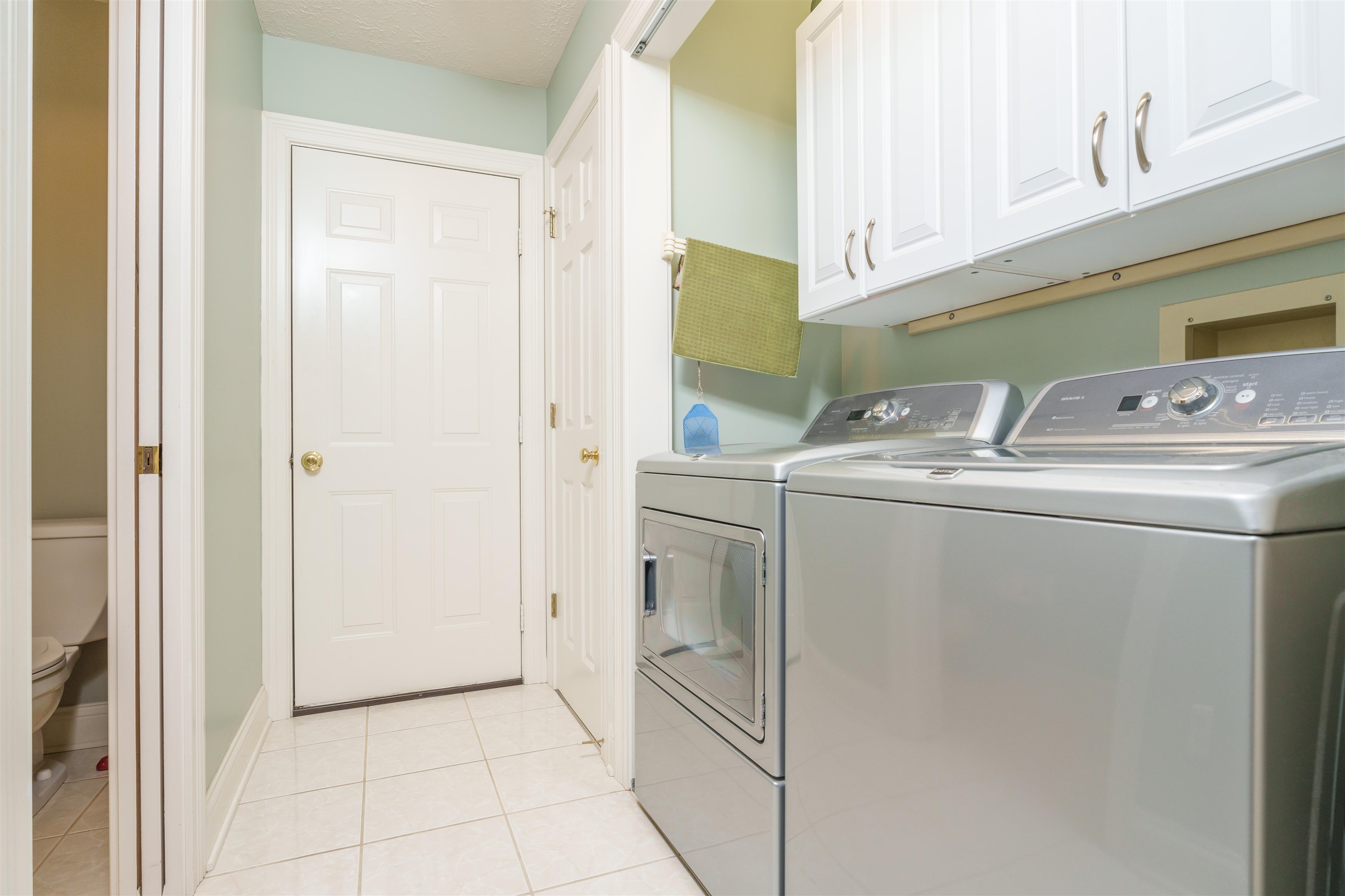Washer & dryer included in the sale. Located on main level behind kitchen, across from half bath.
