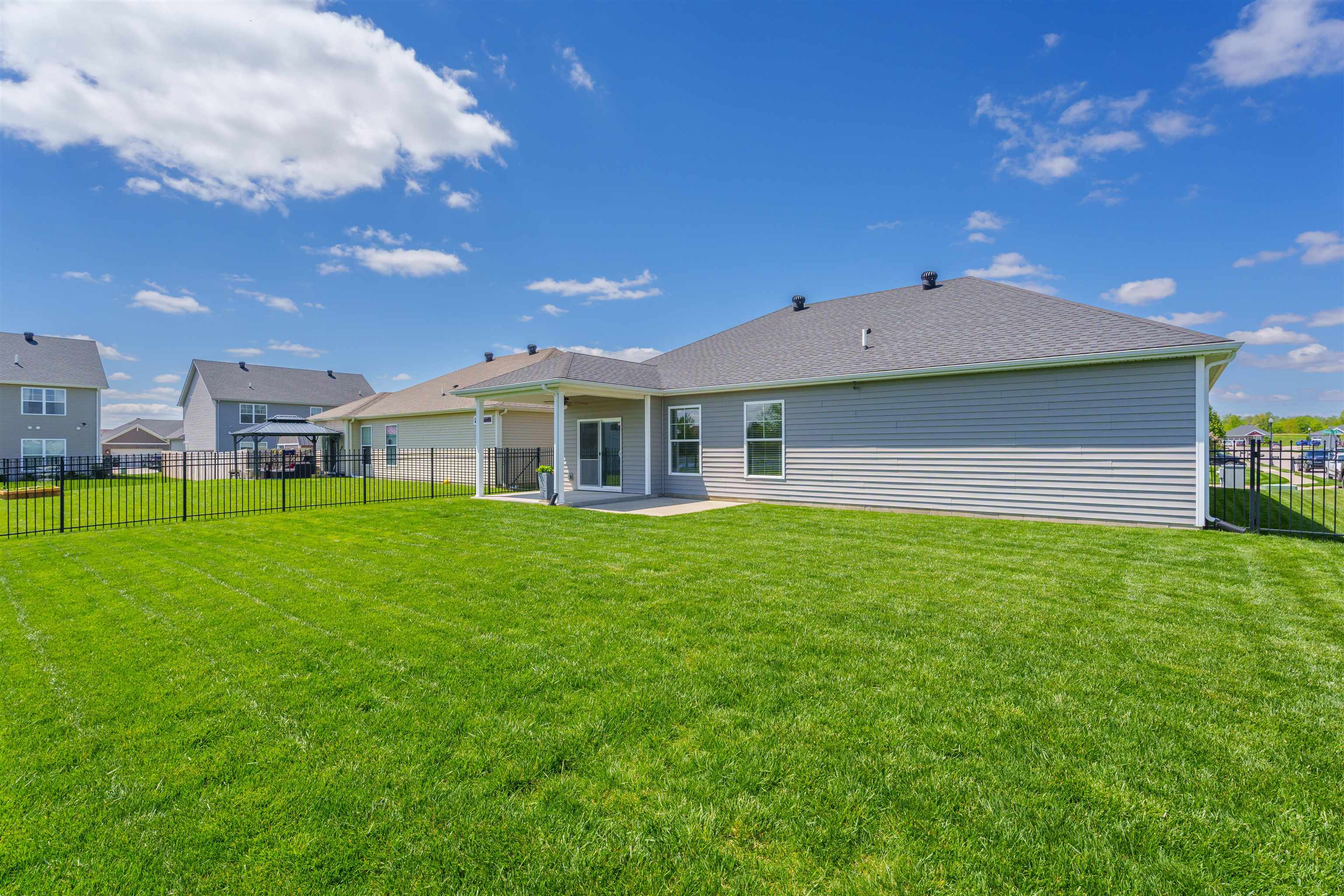 377 Brixton Dr, Owensboro, Kentucky 42301, 3 Bedrooms Bedrooms, ,2 BathroomsBathrooms,Single Family Residence,For Sale,Brixton Dr,89440