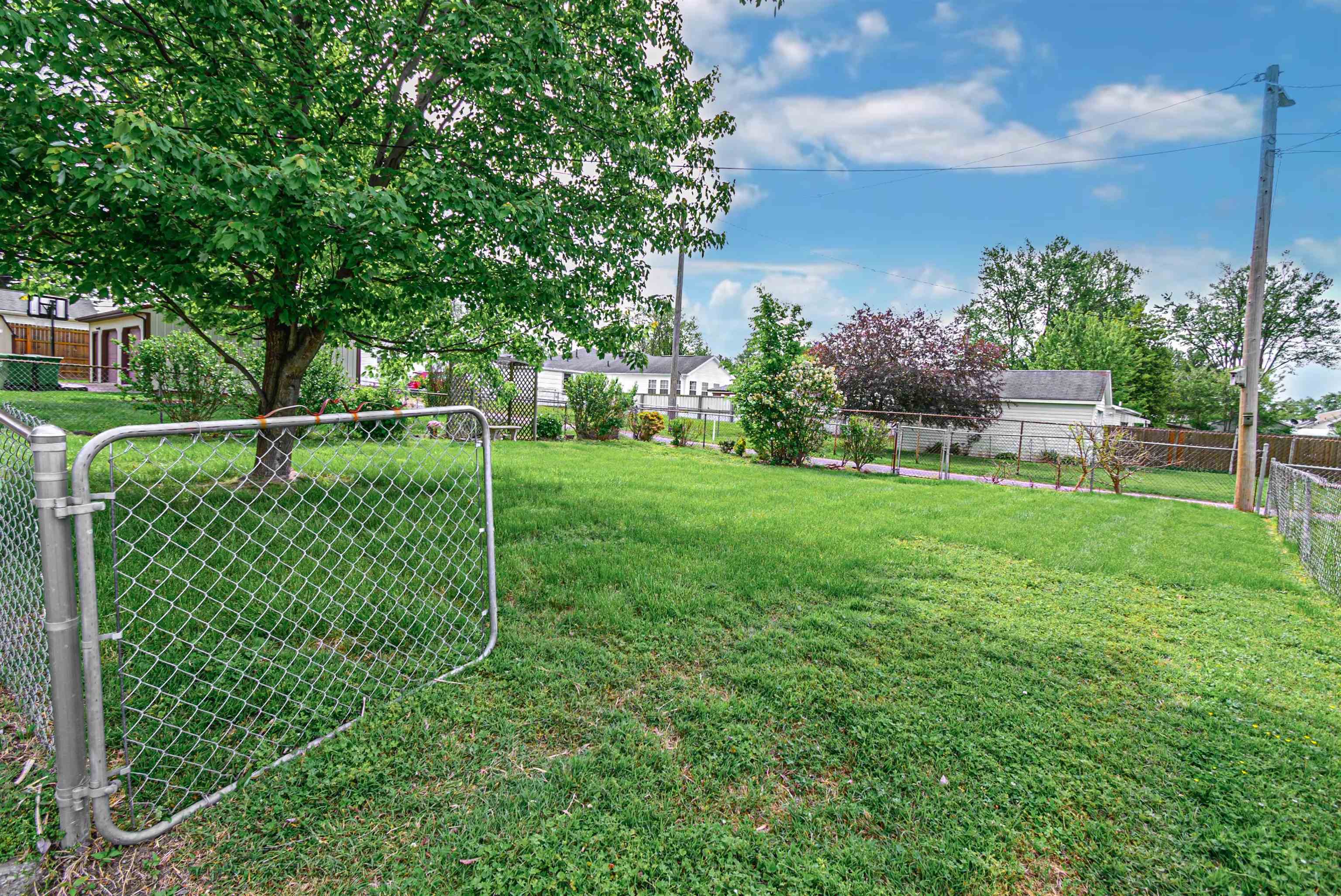 104 25th Street, Owensboro, Kentucky 42303, 3 Bedrooms Bedrooms, ,1 BathroomBathrooms,Single Family Residence,For Sale,25th Street,89501