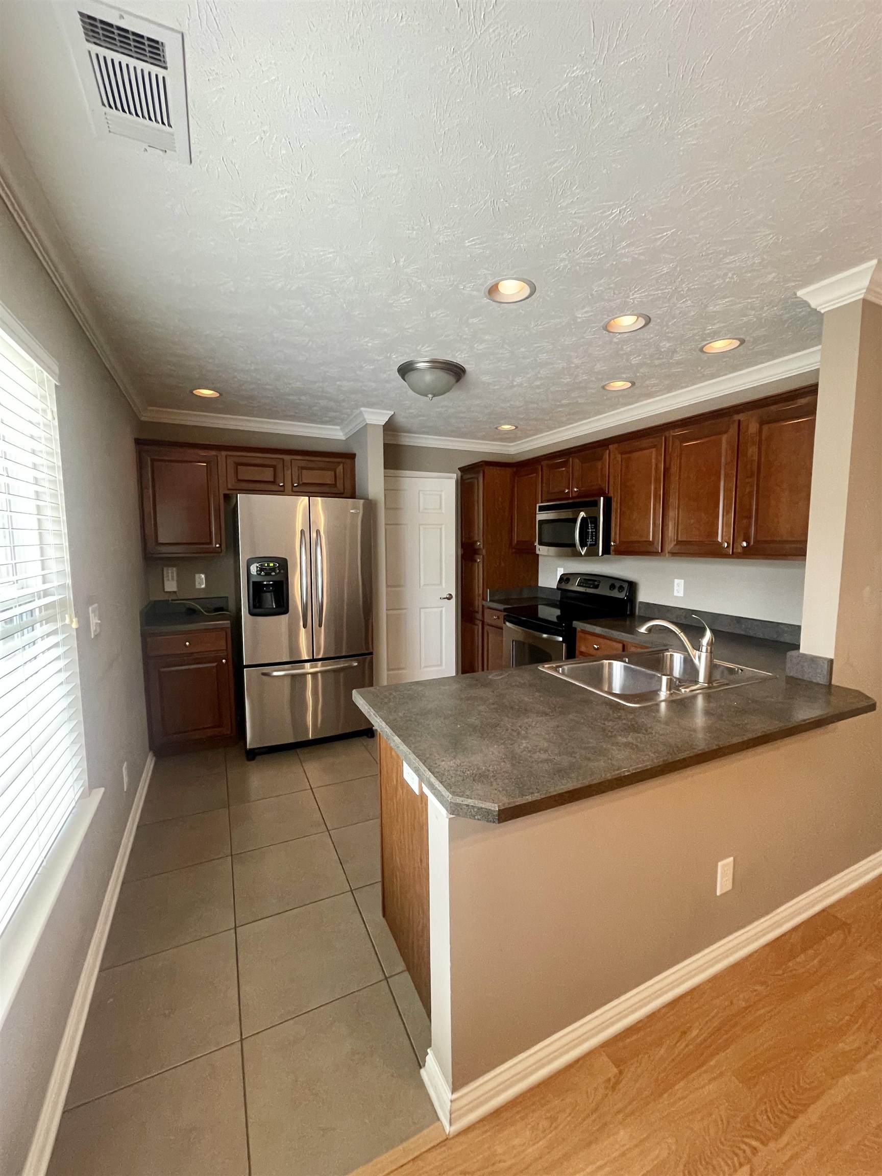 2001 Viola Gardens, Owensboro, Kentucky 42303, 2 Bedrooms Bedrooms, ,2 BathroomsBathrooms,Condominium,For Sale,Viola Gardens,89549