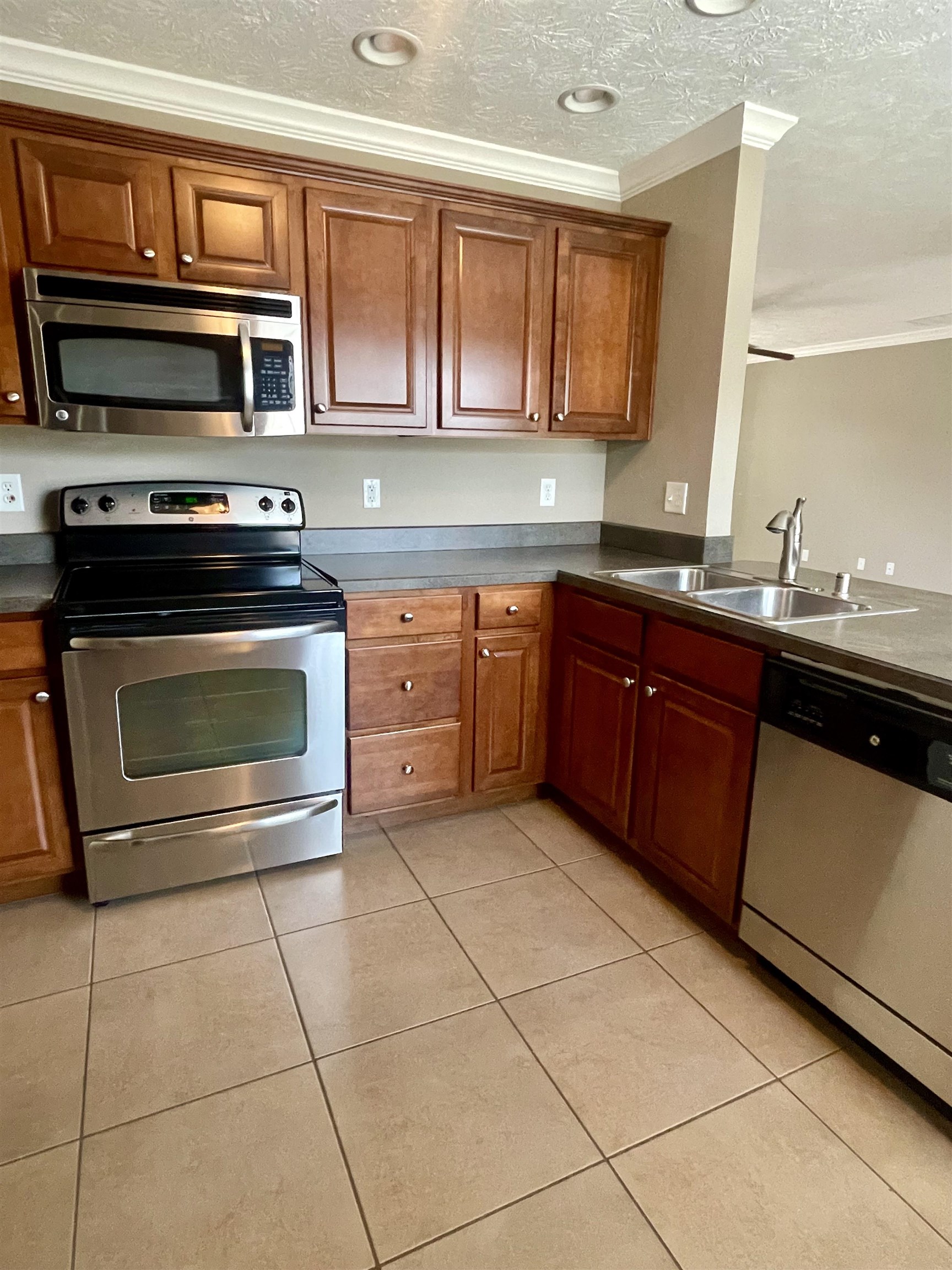2001 Viola Gardens, Owensboro, Kentucky 42303, 2 Bedrooms Bedrooms, ,2 BathroomsBathrooms,Condominium,For Sale,Viola Gardens,89549