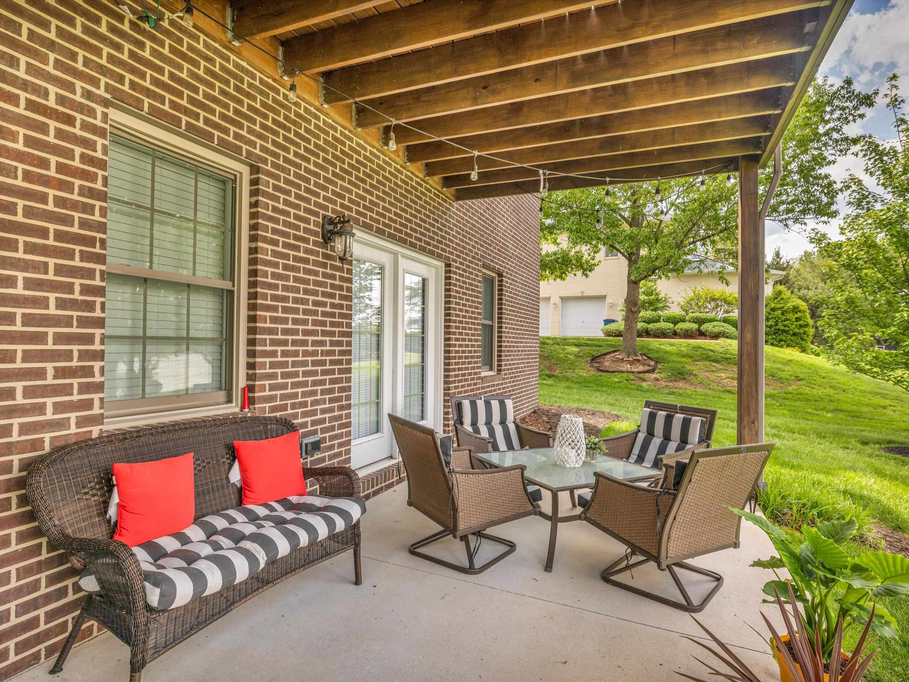 2850 Glencrest Drive, Owensboro, Kentucky 42303, 5 Bedrooms Bedrooms, ,4 BathroomsBathrooms,Single Family Residence,For Sale,Glencrest Drive,89557