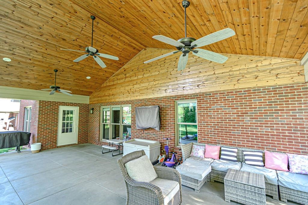 3036 Waterside Way, Owensboro, Kentucky 42303, 4 Bedrooms Bedrooms, ,3 BathroomsBathrooms,Single Family Residence,For Sale,Waterside Way,89572