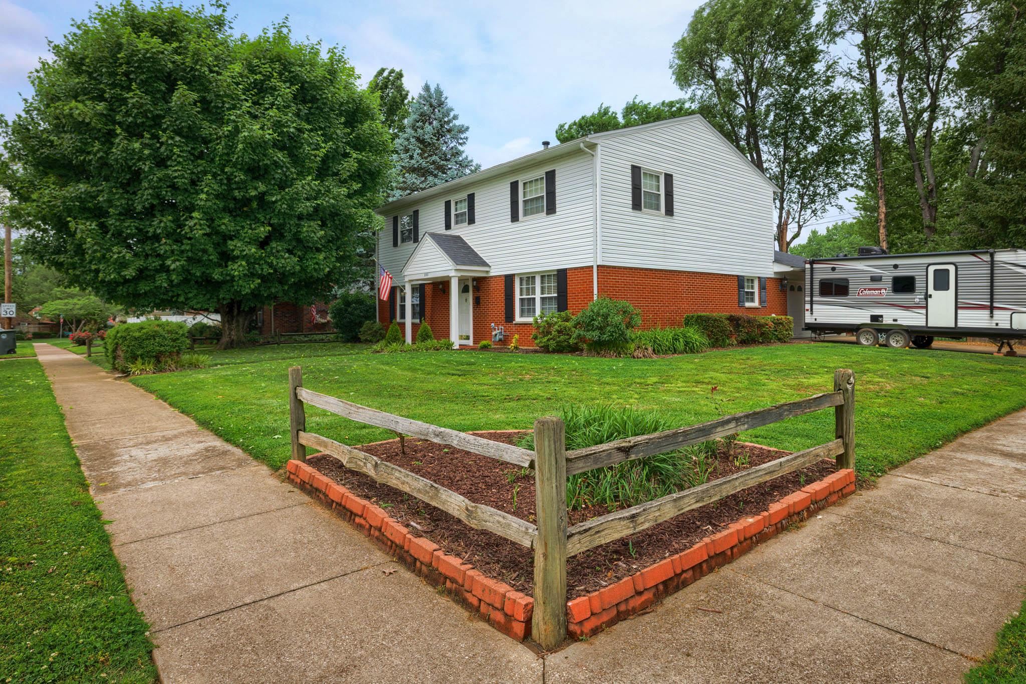 2201 Middleground Drive North, Owensboro, Kentucky 42301, 4 Bedrooms Bedrooms, ,2 BathroomsBathrooms,Single Family Residence,For Sale,Middleground Drive North,89601