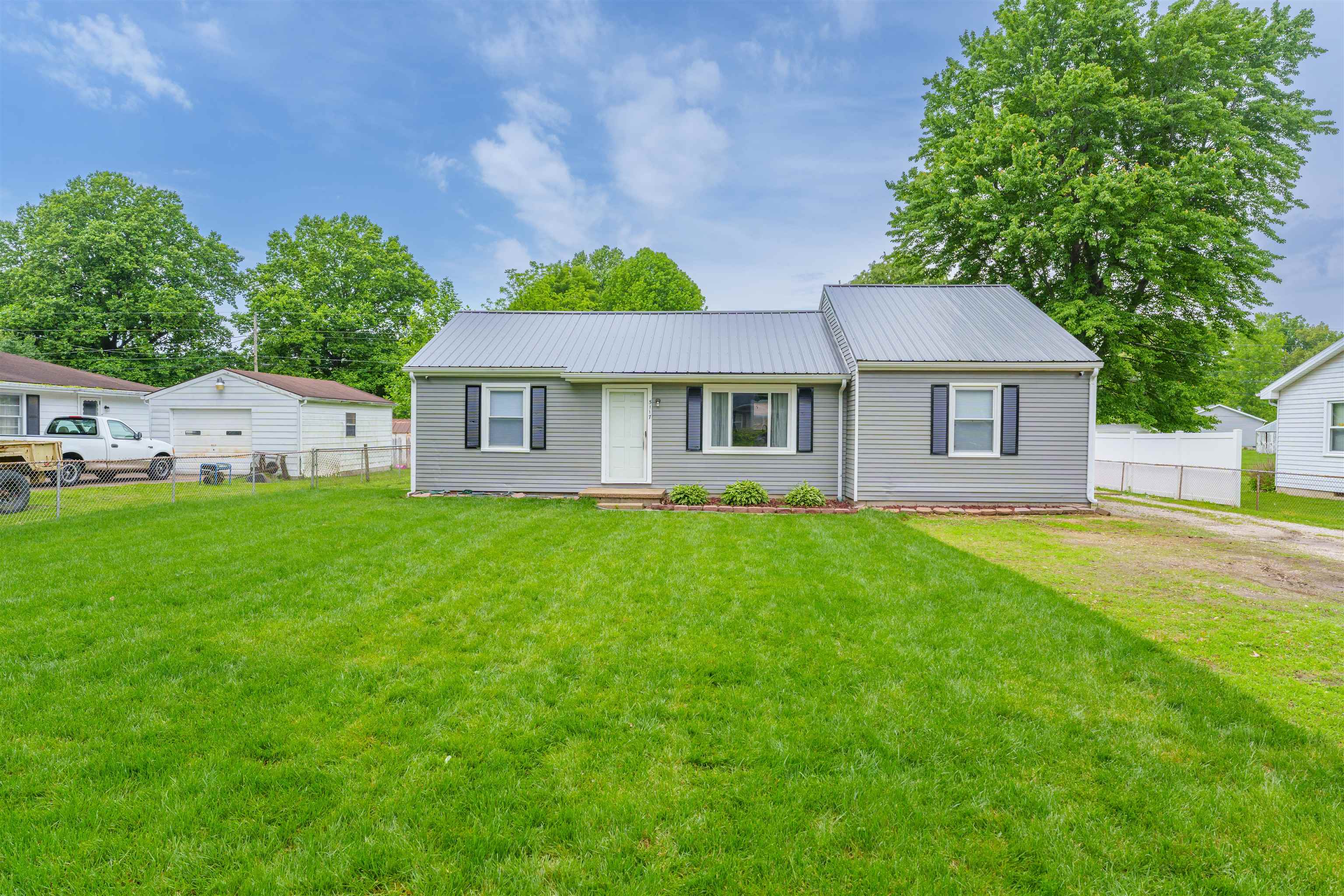 5117 Grandview Drive, Owensboro, Kentucky 42303, 3 Bedrooms Bedrooms, ,2 BathroomsBathrooms,Single Family Residence,For Sale,Grandview Drive,89605