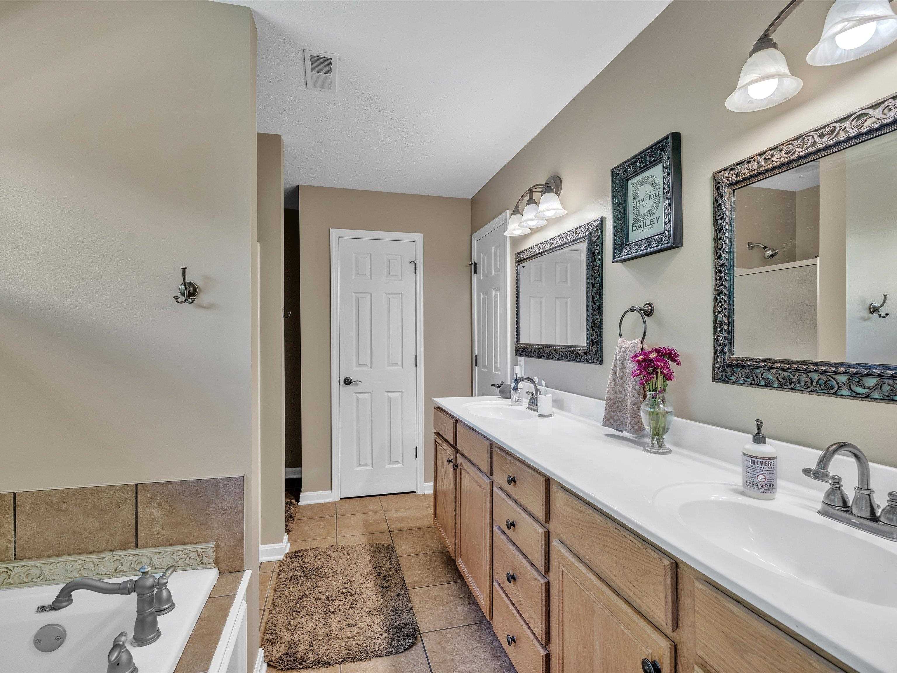 5219 Woodpointe Ct., Owensboro, Kentucky 42303-9999, 4 Bedrooms Bedrooms, ,2 BathroomsBathrooms,Single Family Residence,For Sale,Woodpointe Ct.,89617