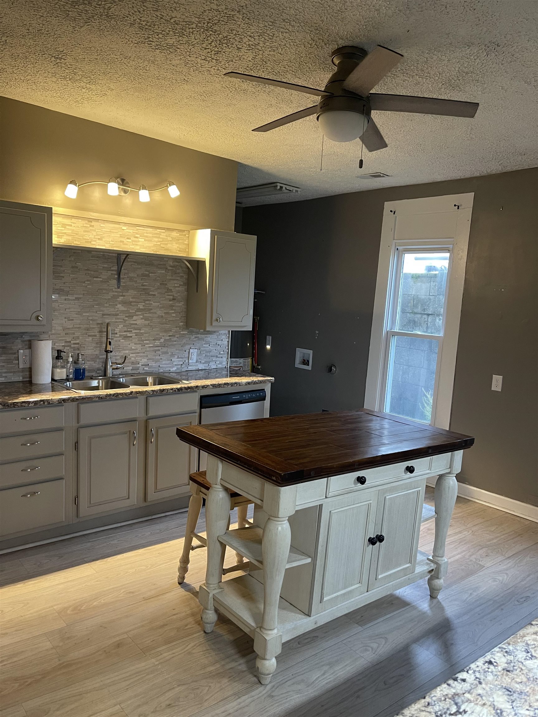 625 Center St., Owensboro, Kentucky 42303, 3 Bedrooms Bedrooms, ,1 BathroomBathrooms,Single Family Residence,For Sale,Center St.,89653