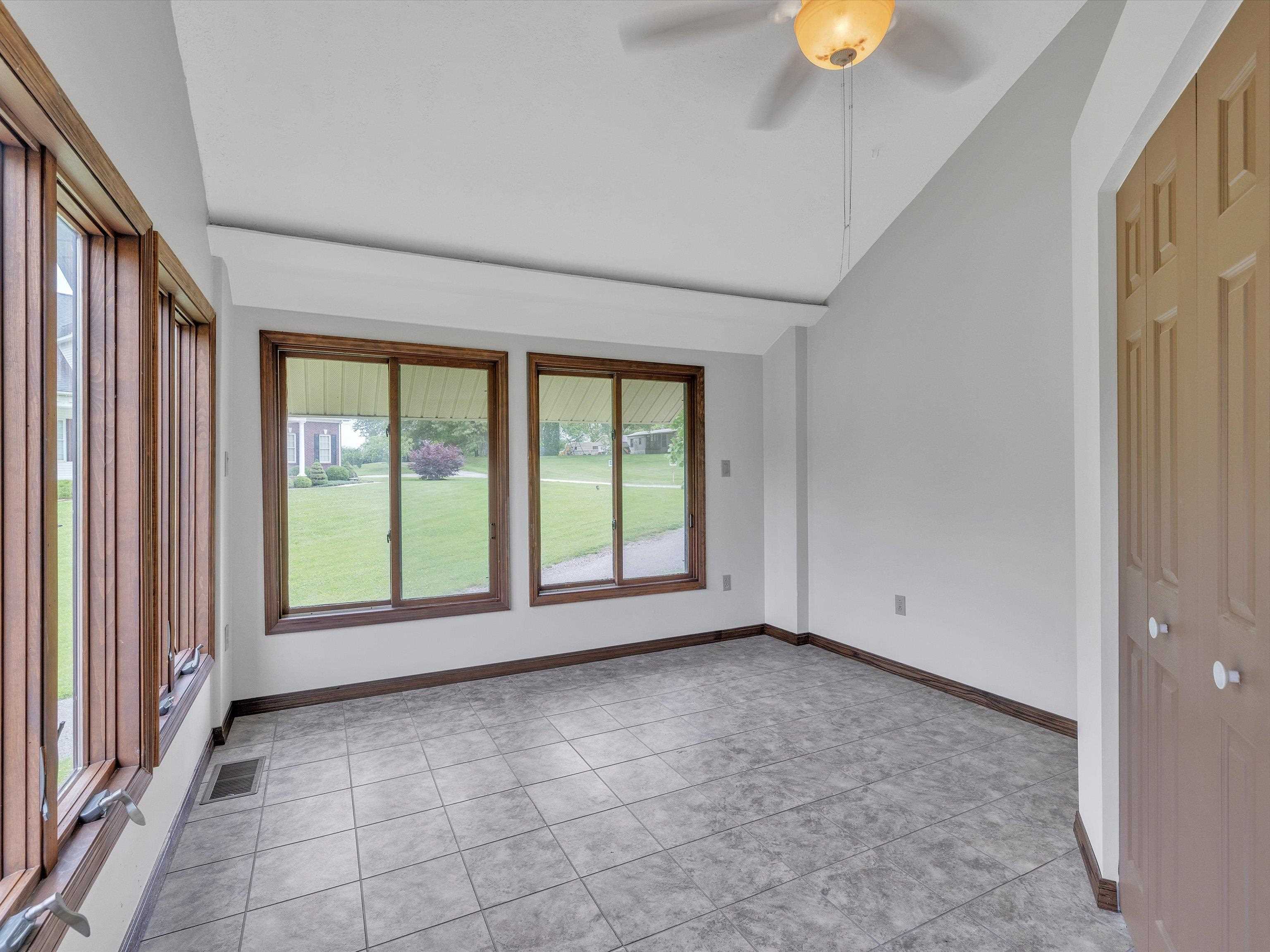 4825 Honeysuckle Lane, Owensboro, Kentucky 42303, 2 Bedrooms Bedrooms, ,1 BathroomBathrooms,Single Family Residence,For Sale,Honeysuckle Lane,89659