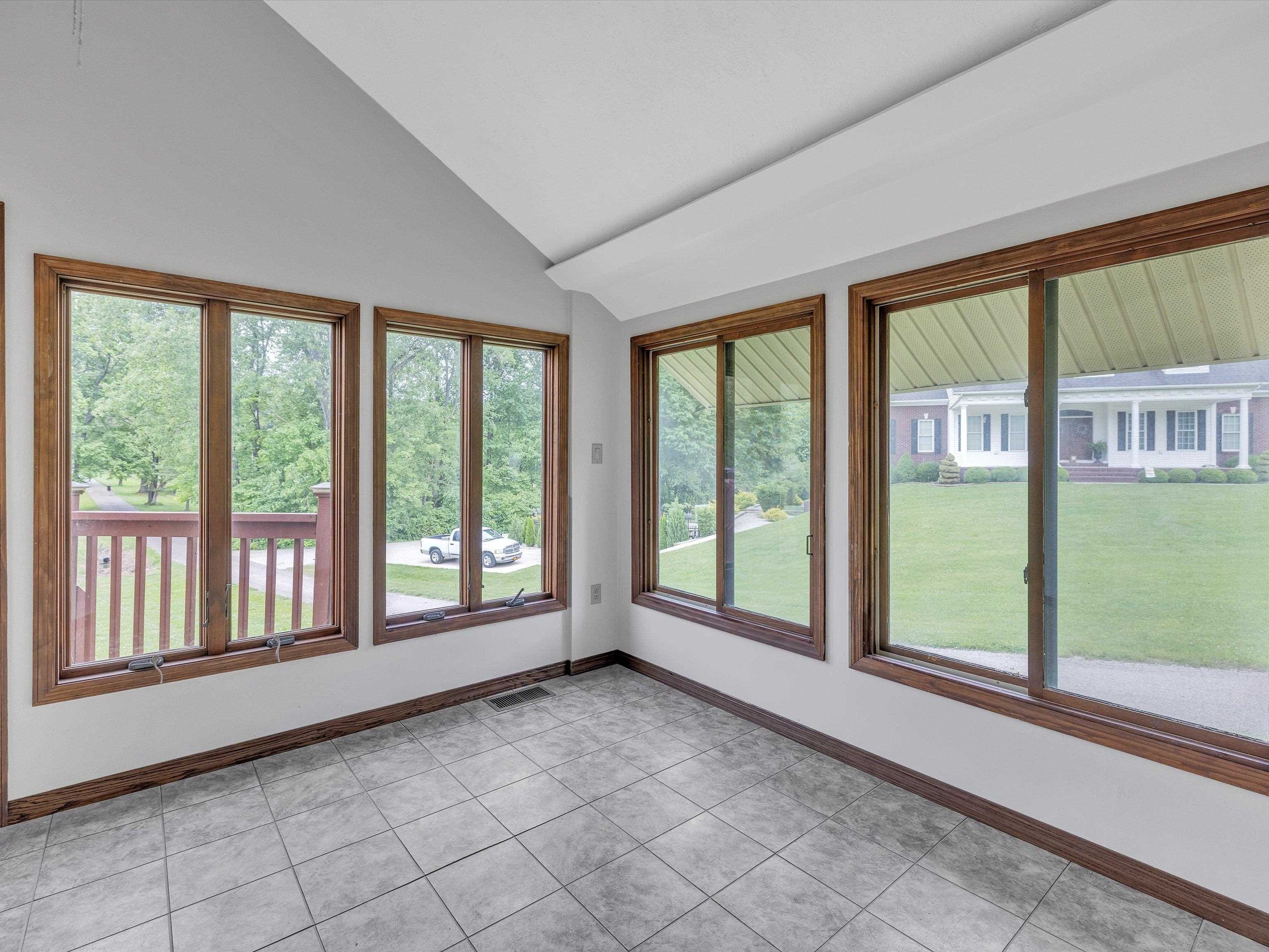 4825 Honeysuckle Lane, Owensboro, Kentucky 42303, 2 Bedrooms Bedrooms, ,1 BathroomBathrooms,Single Family Residence,For Sale,Honeysuckle Lane,89659