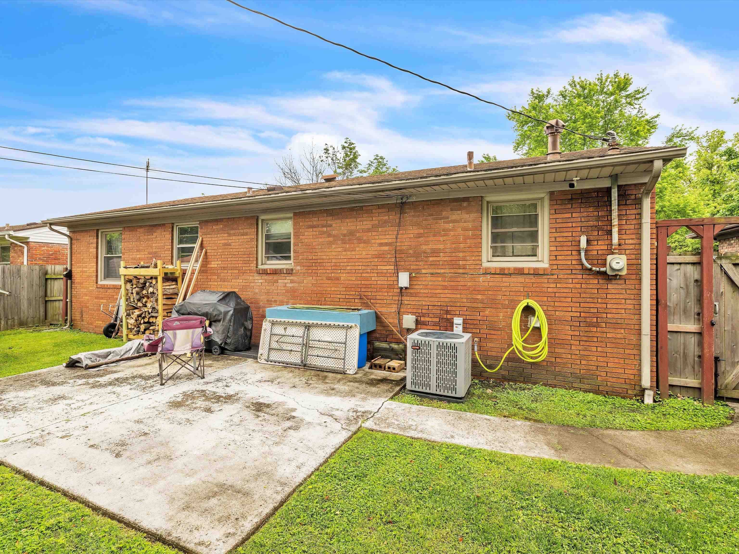 1733 West 1st Street, Owensboro, Kentucky 42301, 3 Bedrooms Bedrooms, ,1 BathroomBathrooms,Single Family Residence,For Sale,West 1st Street,89661