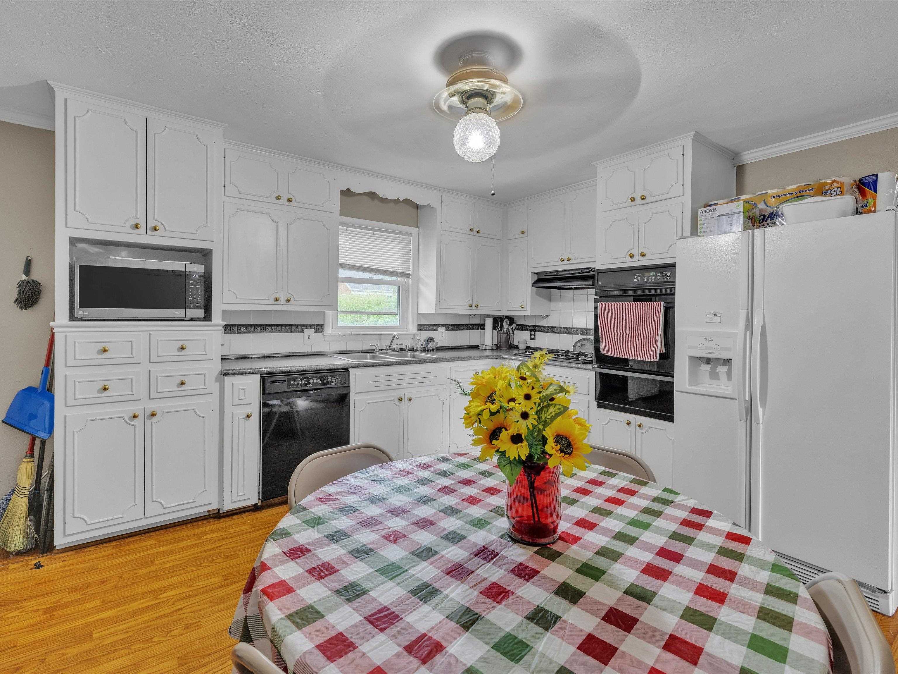 1733 West 1st Street, Owensboro, Kentucky 42301, 3 Bedrooms Bedrooms, ,1 BathroomBathrooms,Single Family Residence,For Sale,West 1st Street,89661
