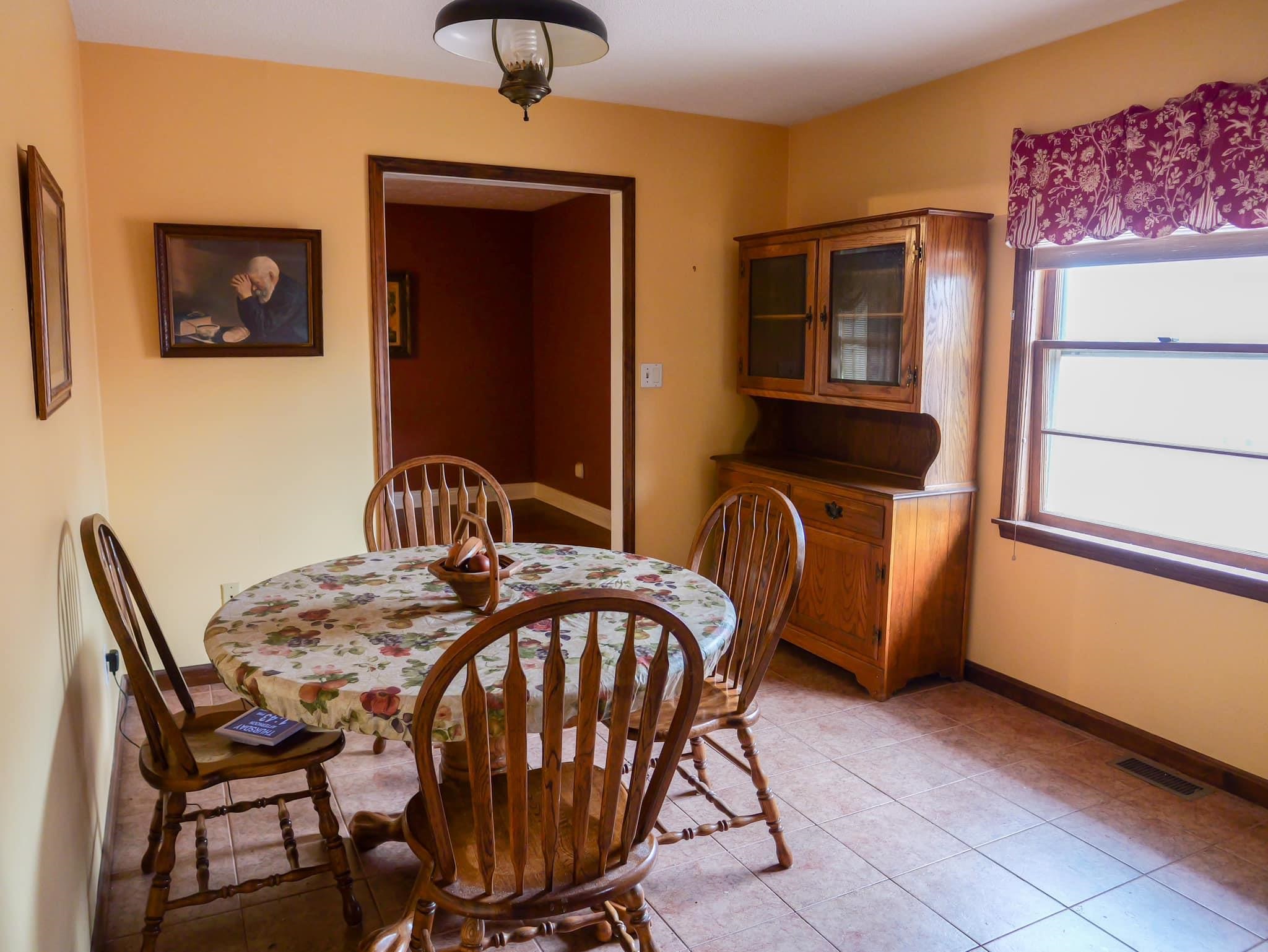 1745 College Dr, Owensboro, Kentucky 42301, 3 Bedrooms Bedrooms, ,2 BathroomsBathrooms,Single Family Residence,For Sale,College Dr,89667